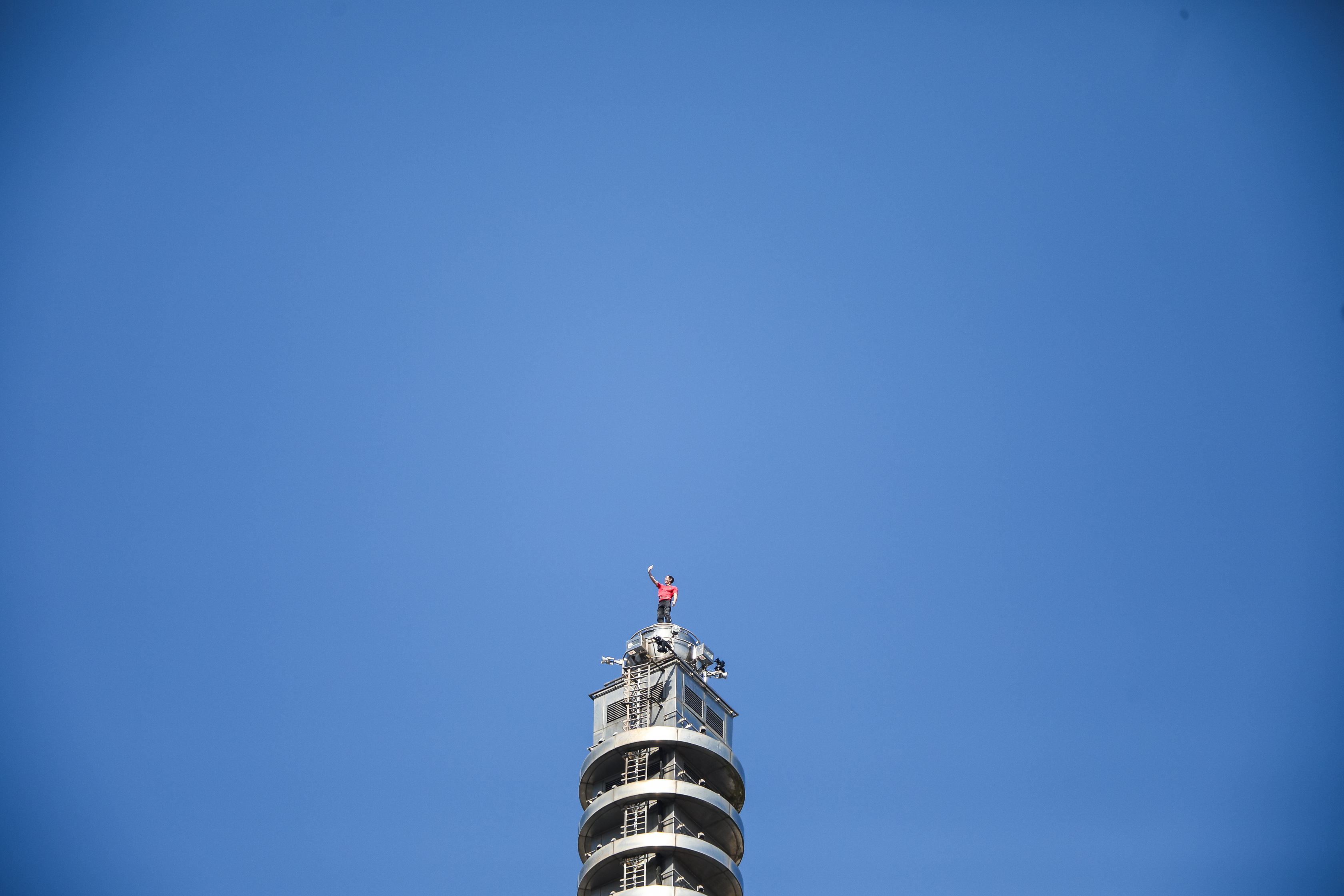 美國徒手攀岩家霍諾德在無任何安全裝備下,成功登頂台北101,寫下世界紀錄。(鏡報攝影組攝)