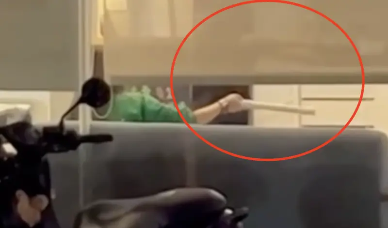 桃園某美髮店一名23歲女助理，日前疑被客人投訴，進而被員工集體霸凌。（翻攝記者爆料網）