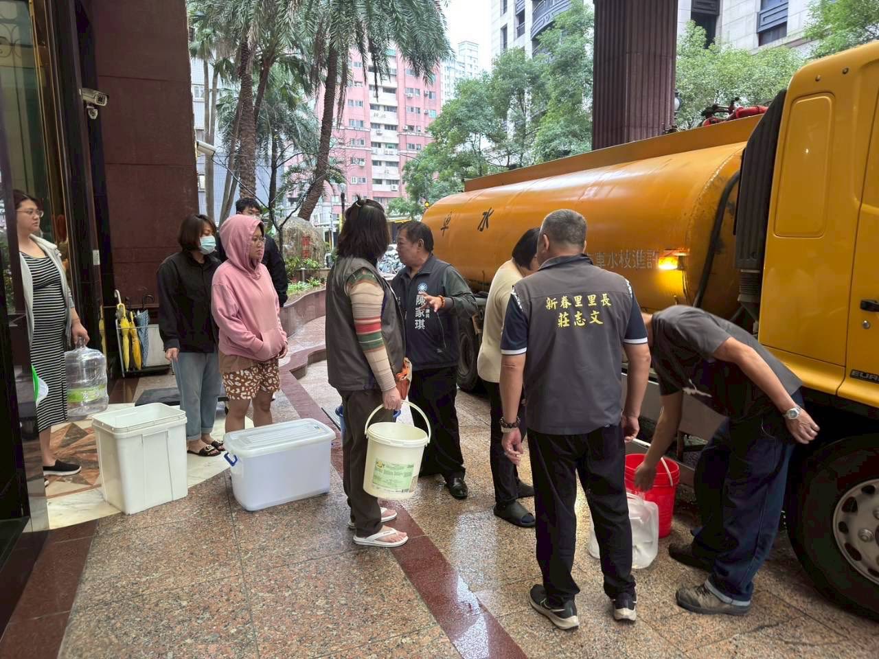 淡水停水，居民只能拿水桶去水車裝水。（翻攝陳家琪臉書）