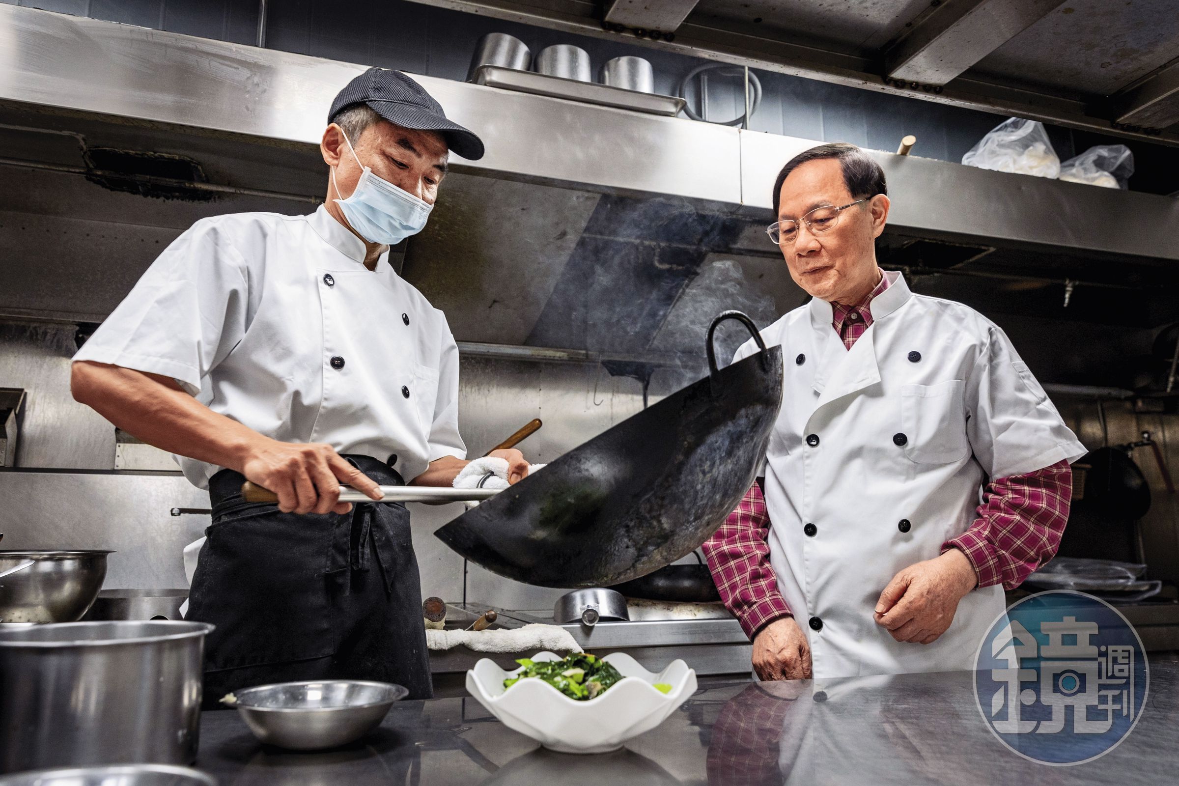 葉漢根(右)開設的餐廳,菜單都由他一手規劃。