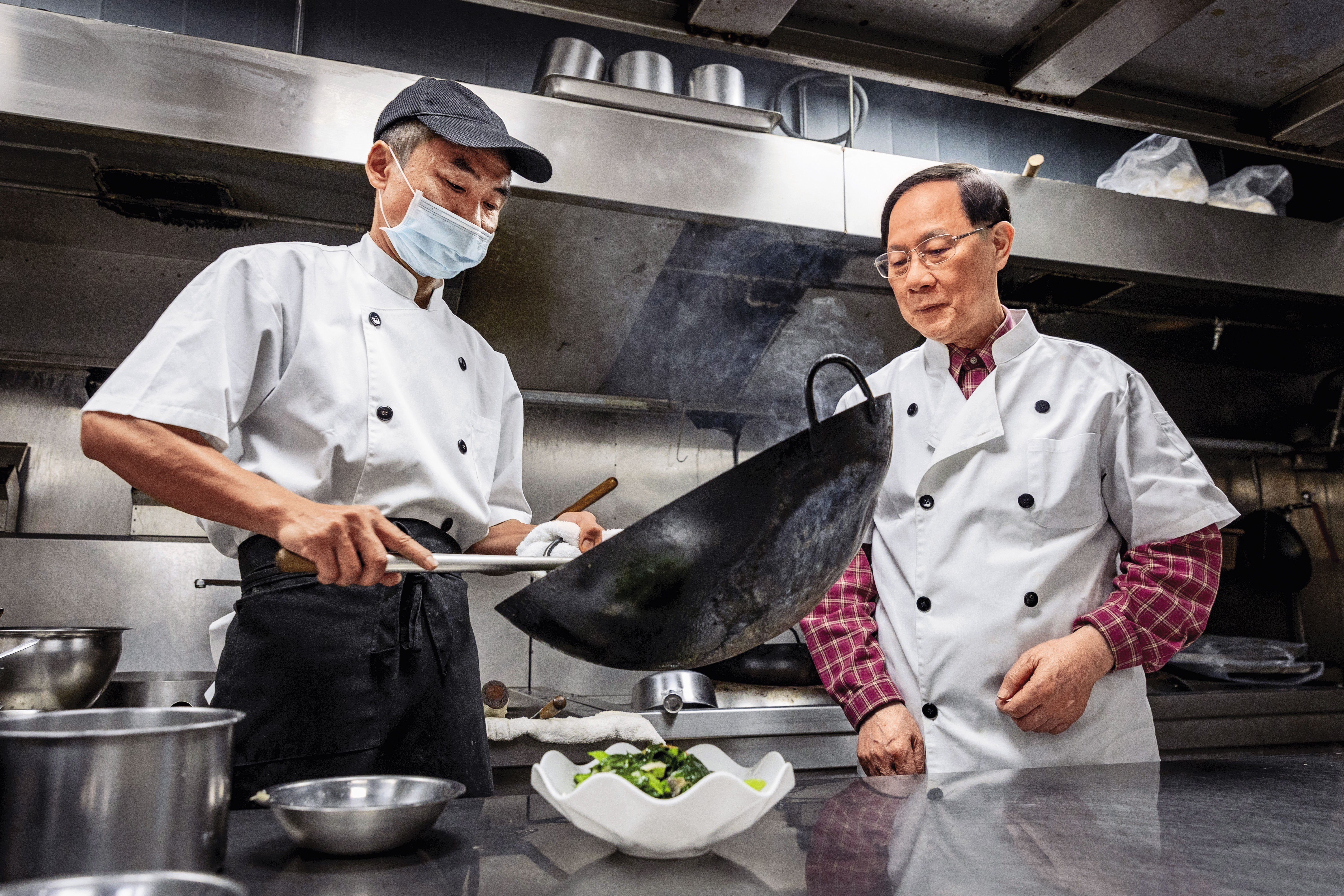葉漢根（右）開設的餐廳，菜單都由他一手規劃。