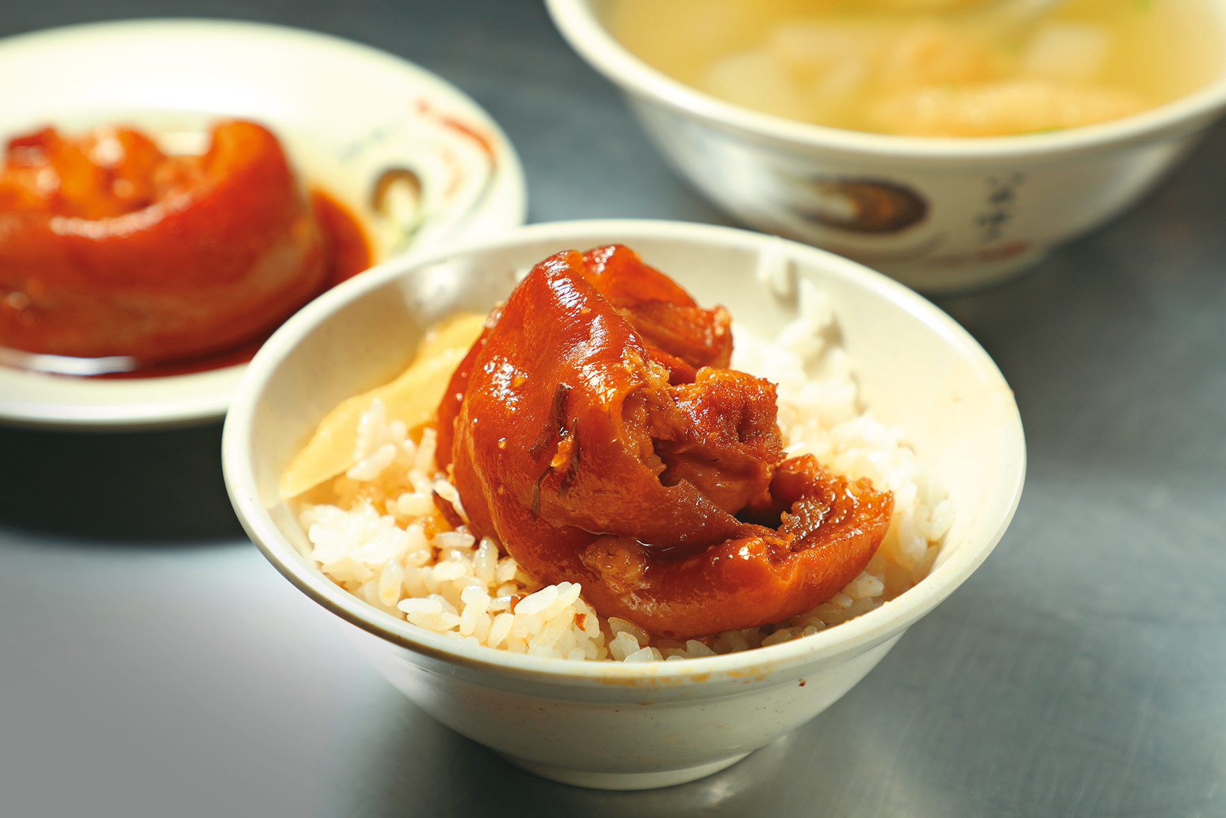 阿彬的「爌肉飯」,肥肉入口即化而不油膩,瘦肉不柴且滷得入味,淋上濃郁肉汁,旁邊還放了為口腔提供清爽酸香的醃薑。(65元/小份)
