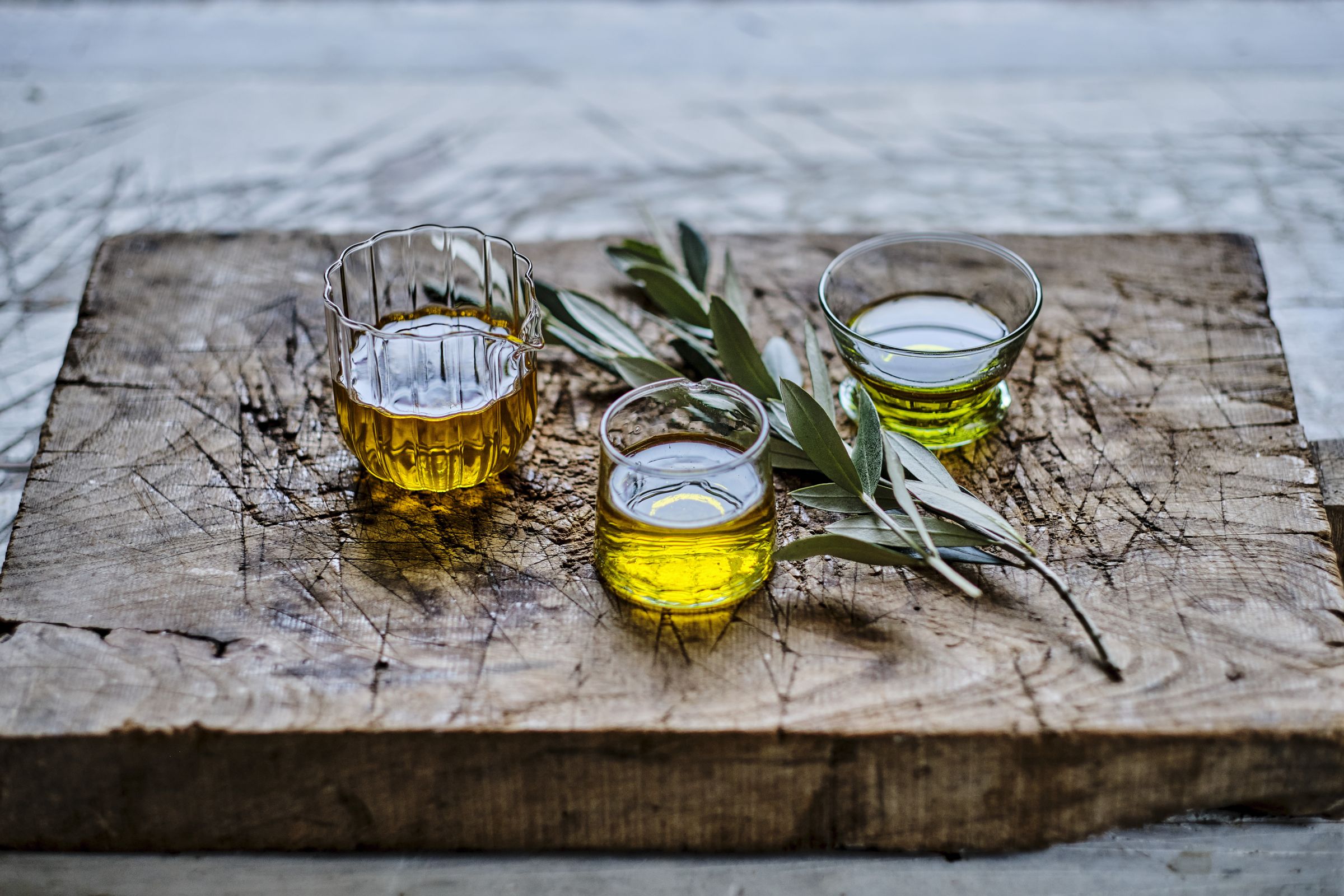 分別來自義大利、西班牙與克羅埃西亞的橄欖油，從色澤到風味都大不相同。（O&CO.提供）