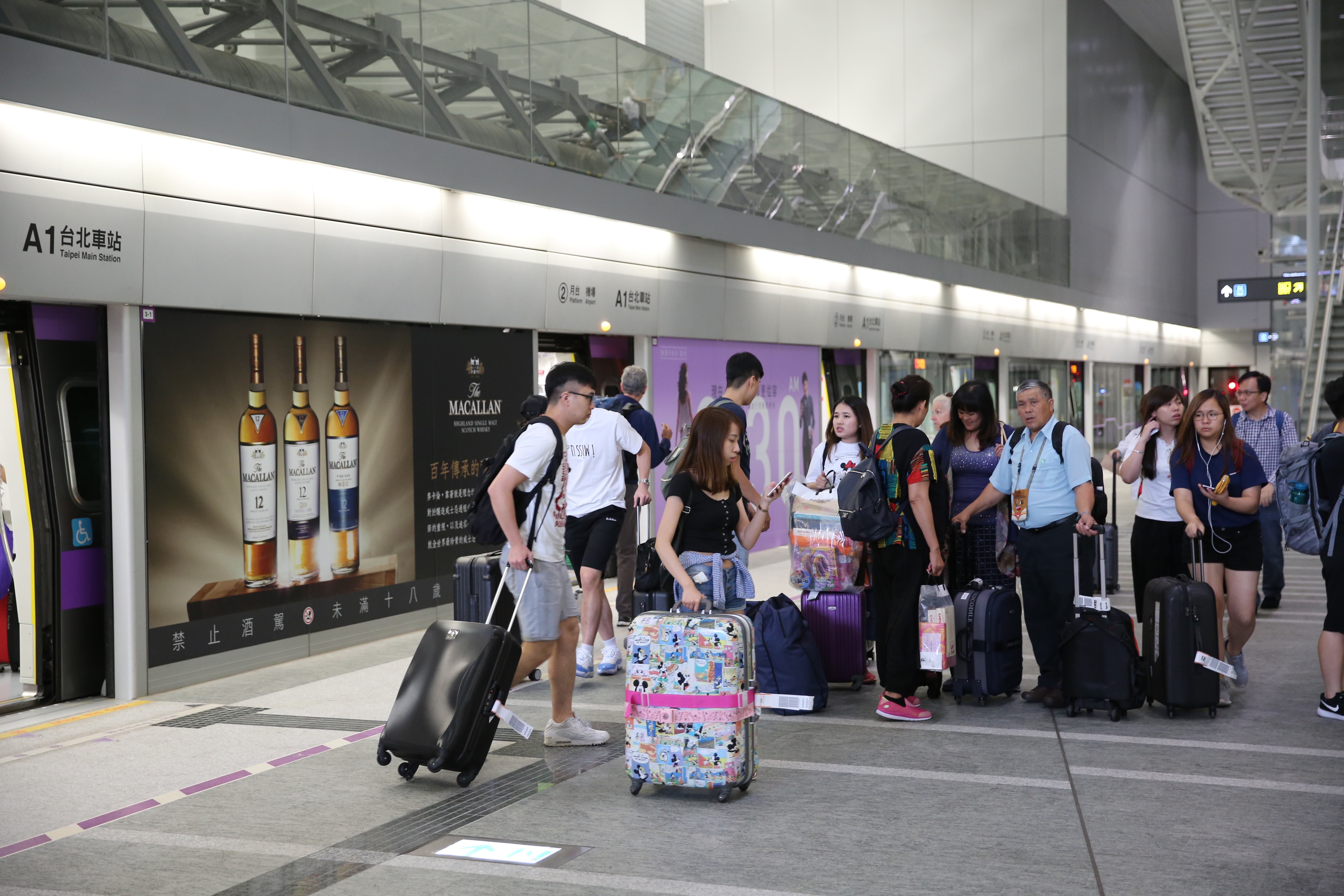 桃園機場捷運因應強震啟動SOP，全線列車停駛並要求所有旅客下車疏散。（示意圖，本刊資料照）