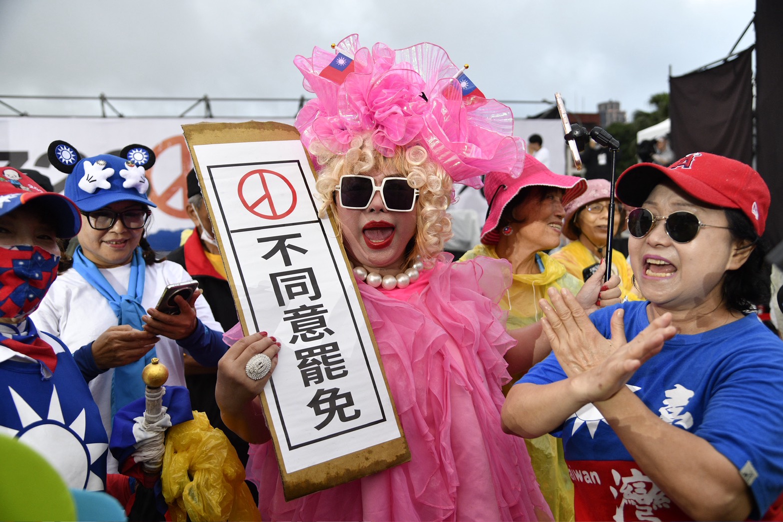 李明賢約於20時30分,又聲稱人數增至15萬人,「遠超過昨天的人數」。