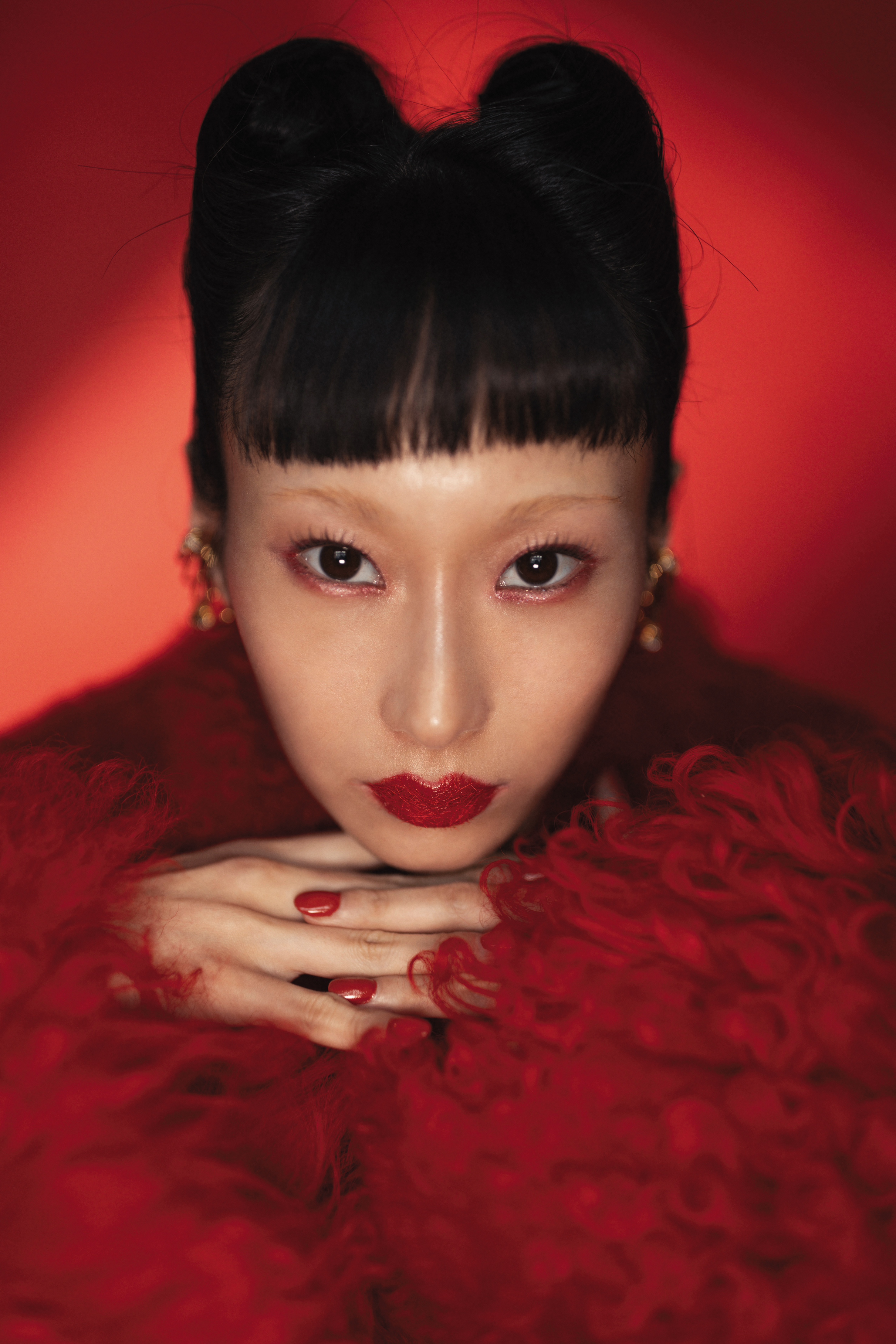 紅色羊毛大衣 NT$400,000 by FERRAGAMO；多環造型耳環 價格店洽 by FENDI。