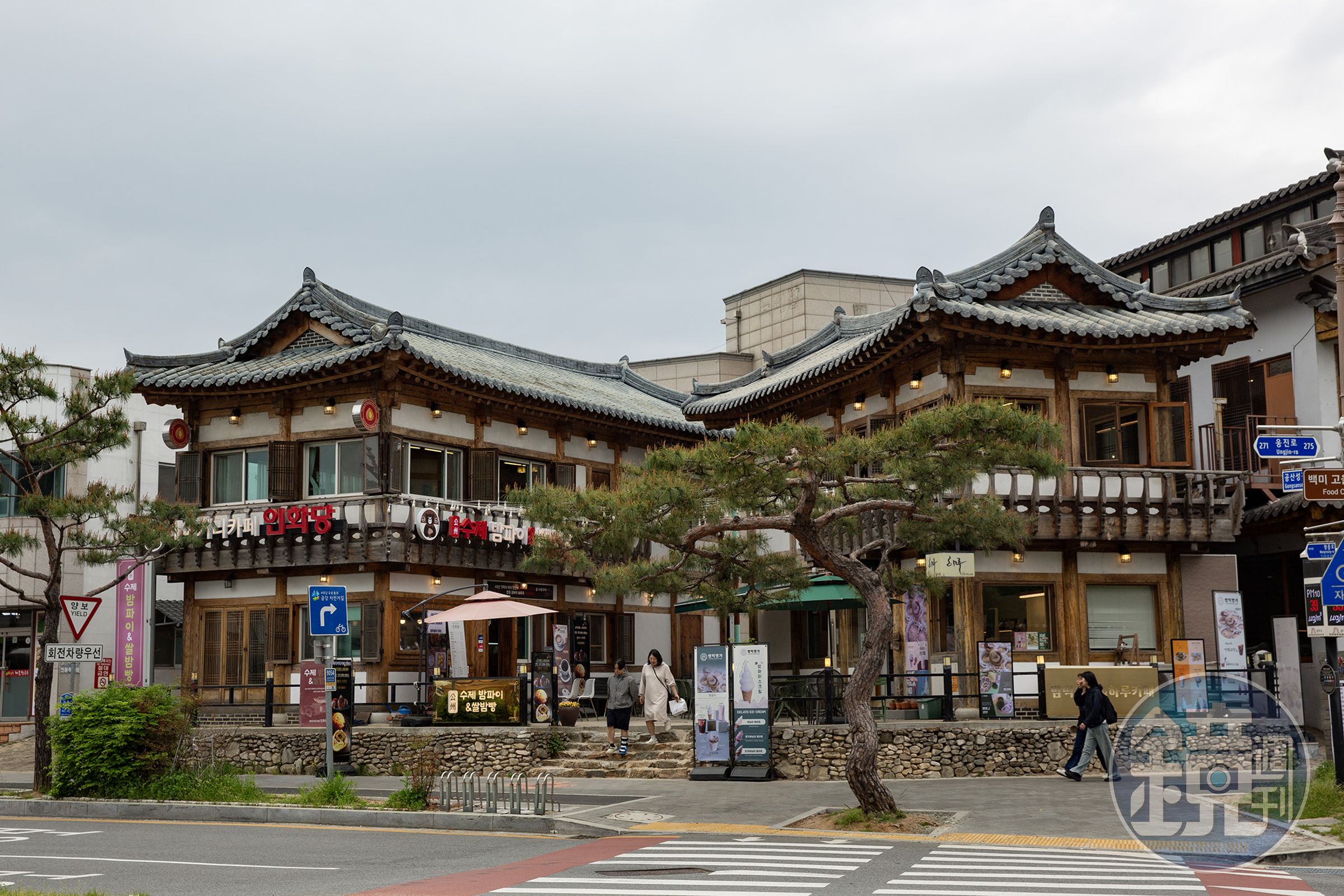 位於公山城正對面的「하루카페&밤떡명」,以復古的韓屋建築外觀吸引旅人前來。