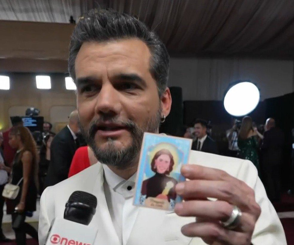 巴西演員華格納莫拉隨身攜帶印有上屆金球巴西影后費南妲托雷斯的幸運符，果真贏得金球影帝。（海鵬提供）