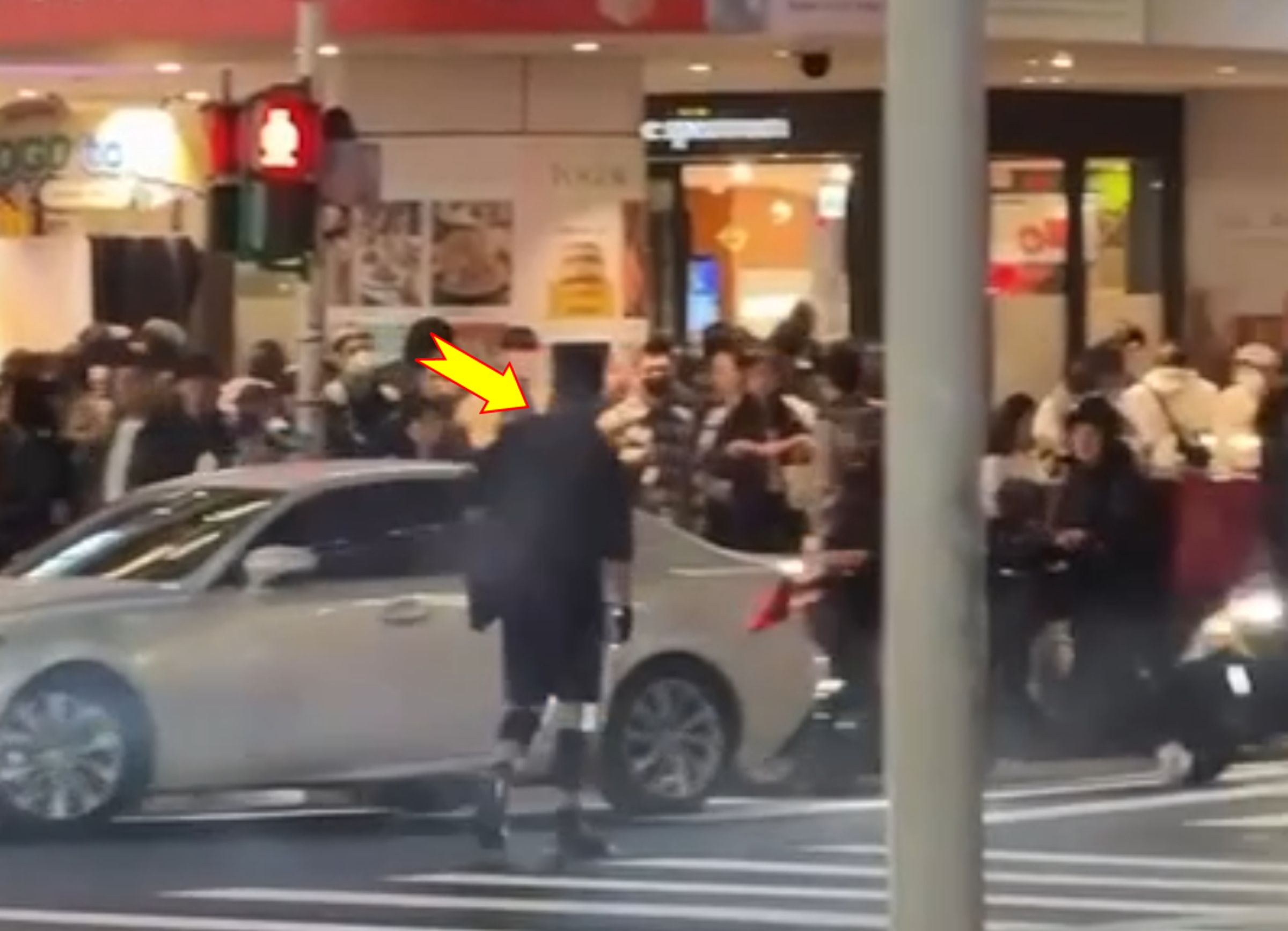北捷M8出口及北捷中山站接連傳出遭投煙霧彈傷人事件。(讀者提供)
