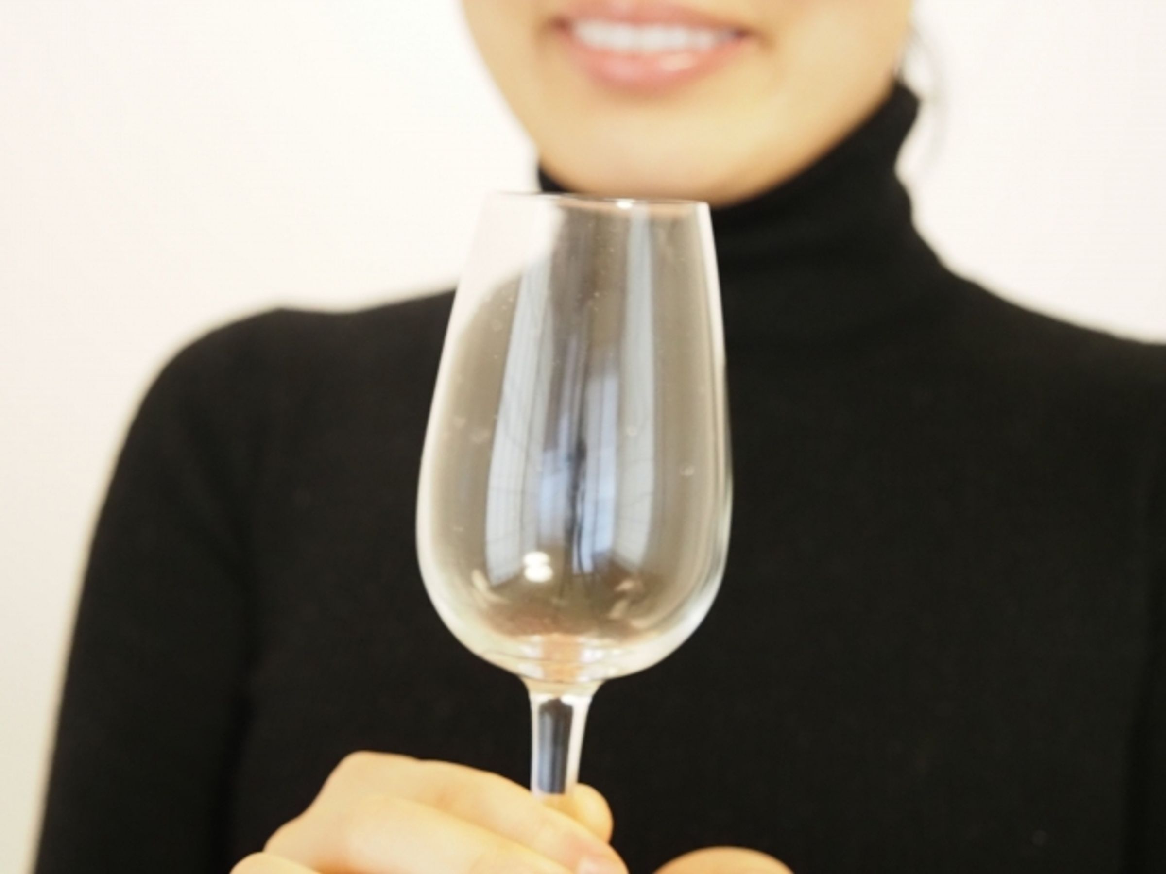 一名25歲正妹與友人於酒吧聊天喝酒,怎料喝醉竟遭白牌司機撿屍性侵。示意圖。(翻攝自photoAC)