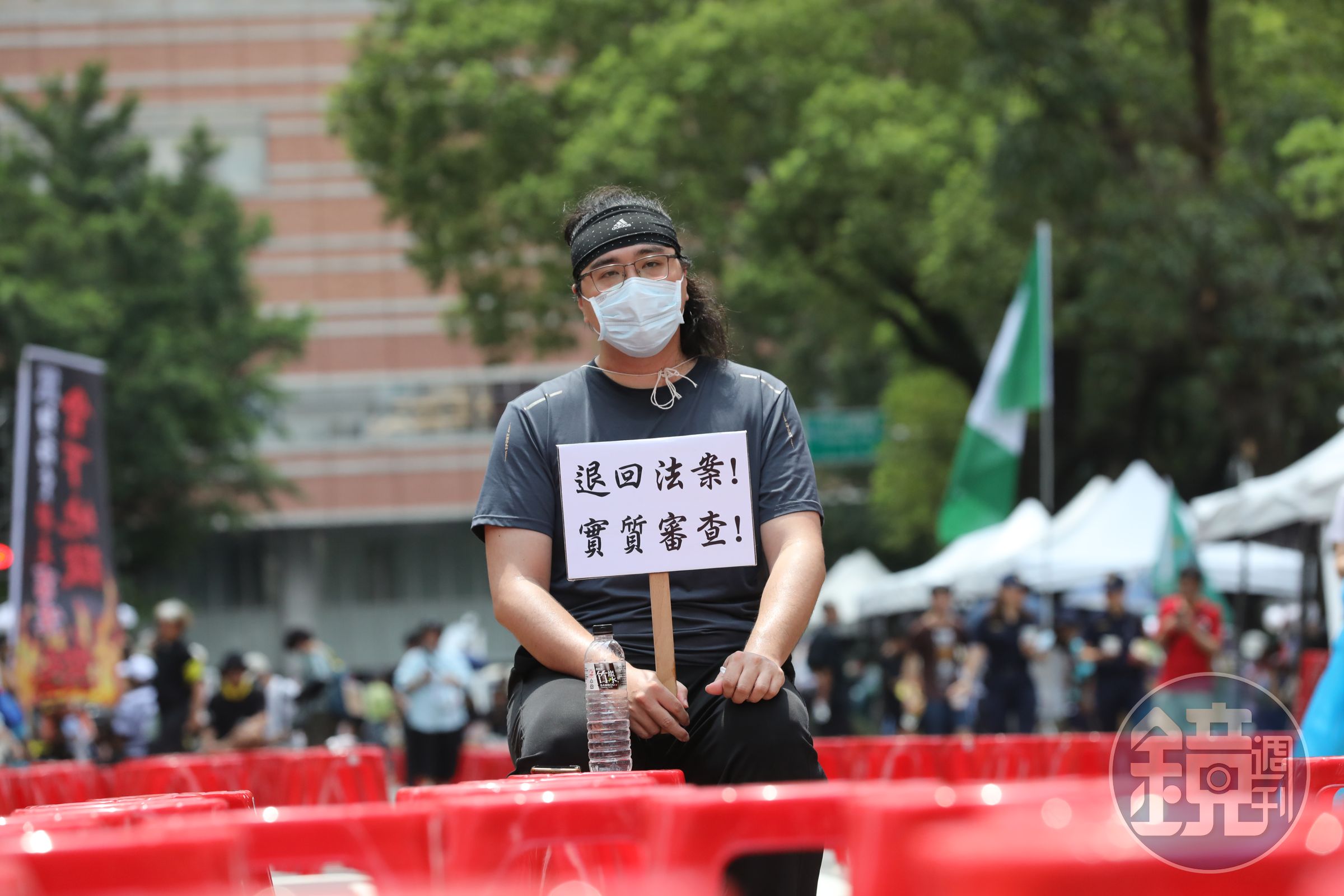 政院提出的國會改革修法覆議案遭到否決,立院外的青鳥行動仍在進行。