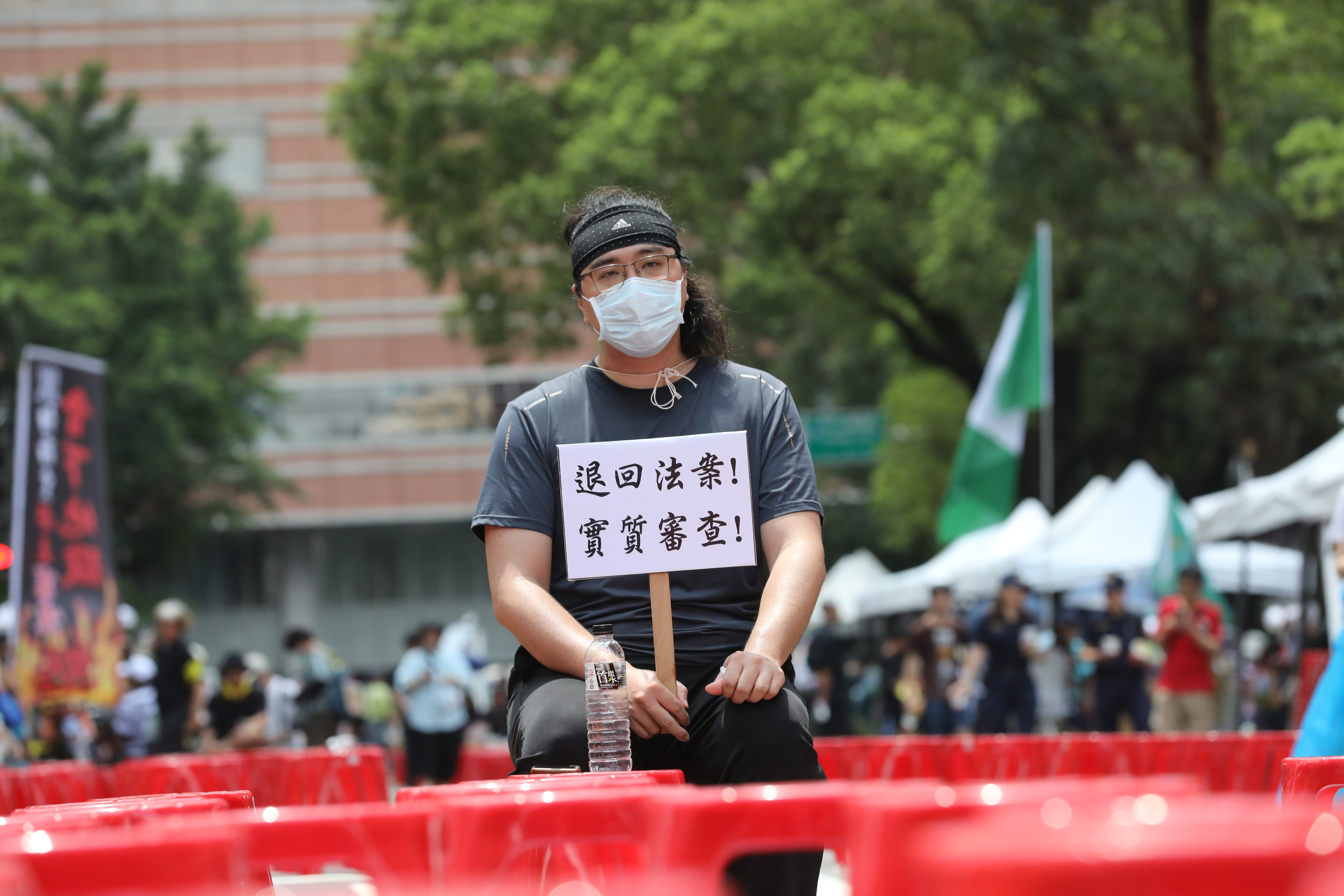 政院提出的國會改革修法覆議案遭到否決,立院外的青鳥行動仍在進行。