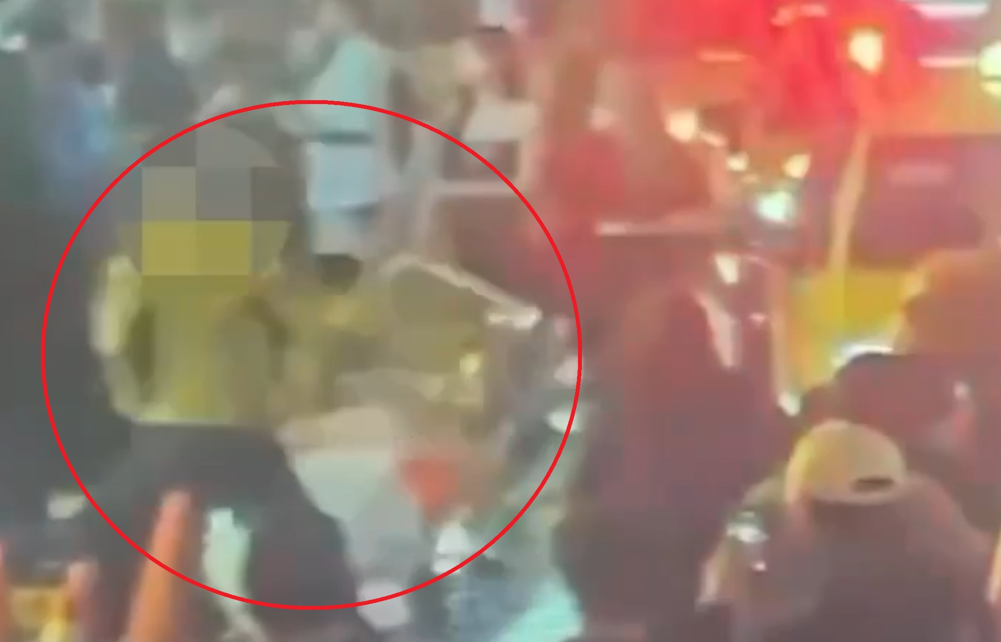 27歲台灣籍韓姓男子不滿張姓清潔婦潑水趕人，竟抓起裝有酒瓶的回收籃朝對方丟擲，所幸只是砸向地面，沒有造成人員受傷。（翻攝畫面）