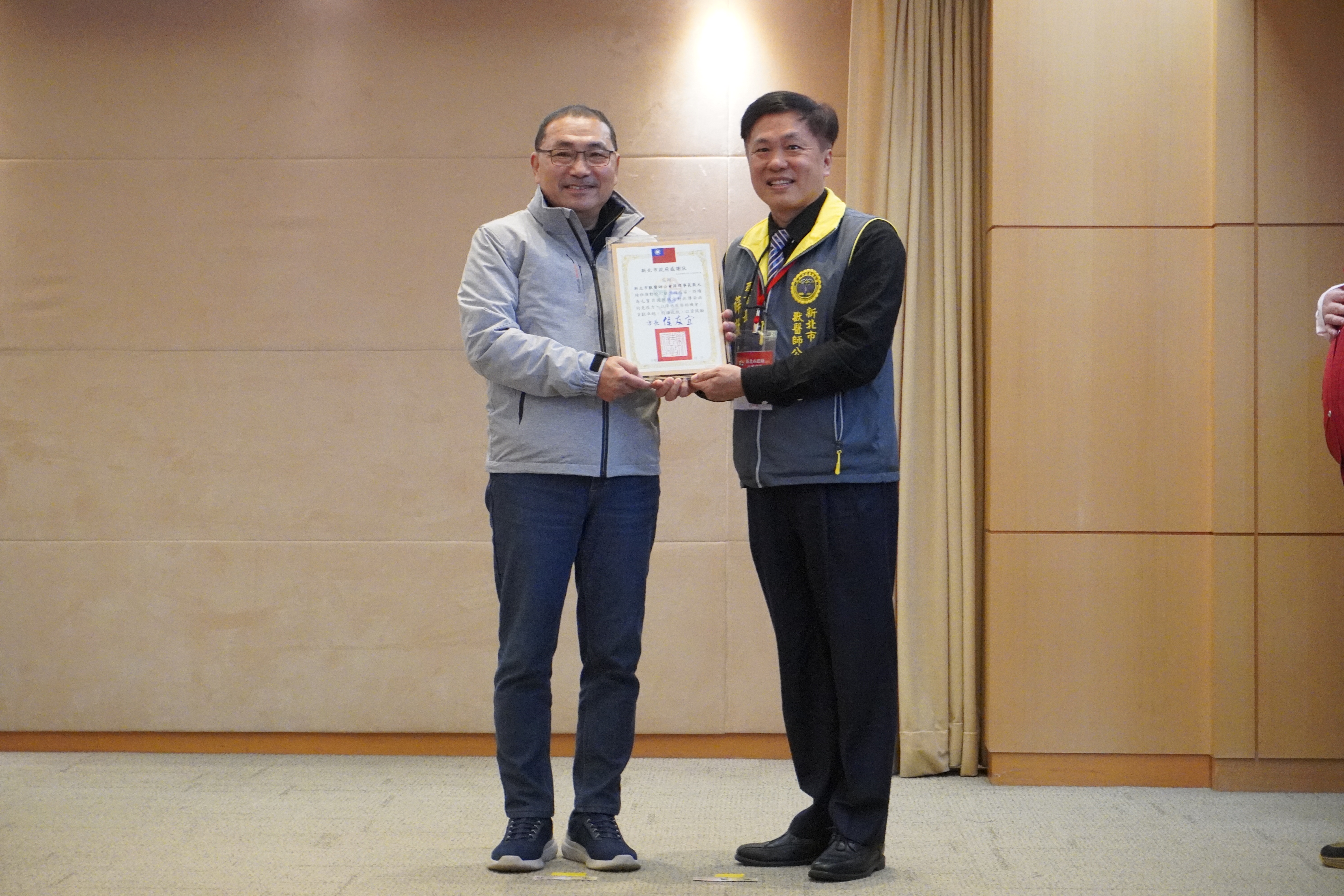 新北市獸醫師公會理事長薛敦元（右）日前在公會社群傳訊，要會員一同出席國民黨反罷免宣講，力挺新北市長侯友宜（右）。（取自新北市政府官網）