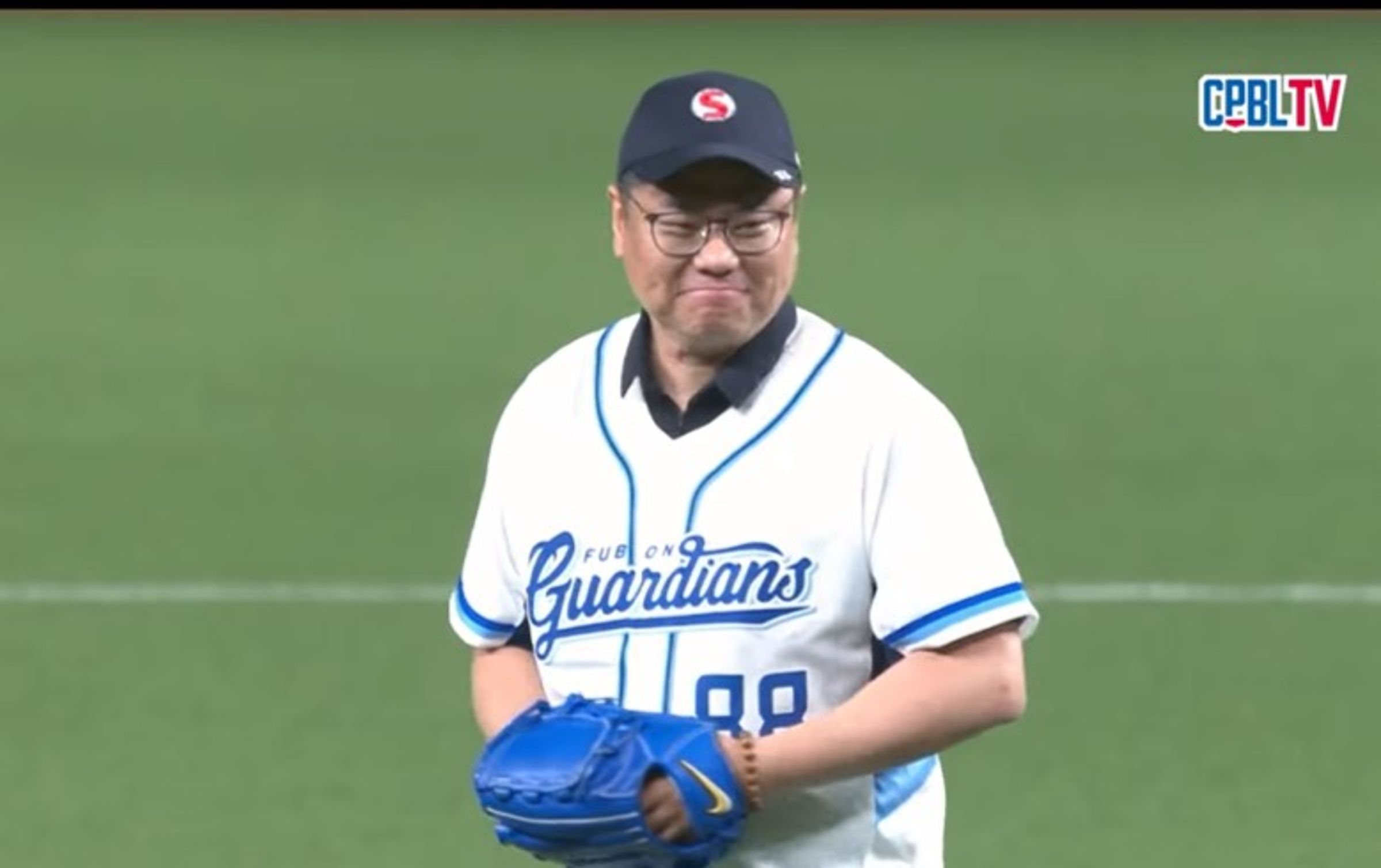 台亞半導體董事長李國光在大巨蛋為比賽開球。(翻攝自CPBLTV)