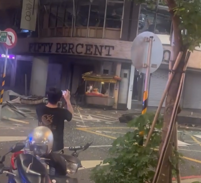 新北市板橋區府中商圈「定食8」凌晨發生氣爆。（翻攝Threads@happy_.0712）