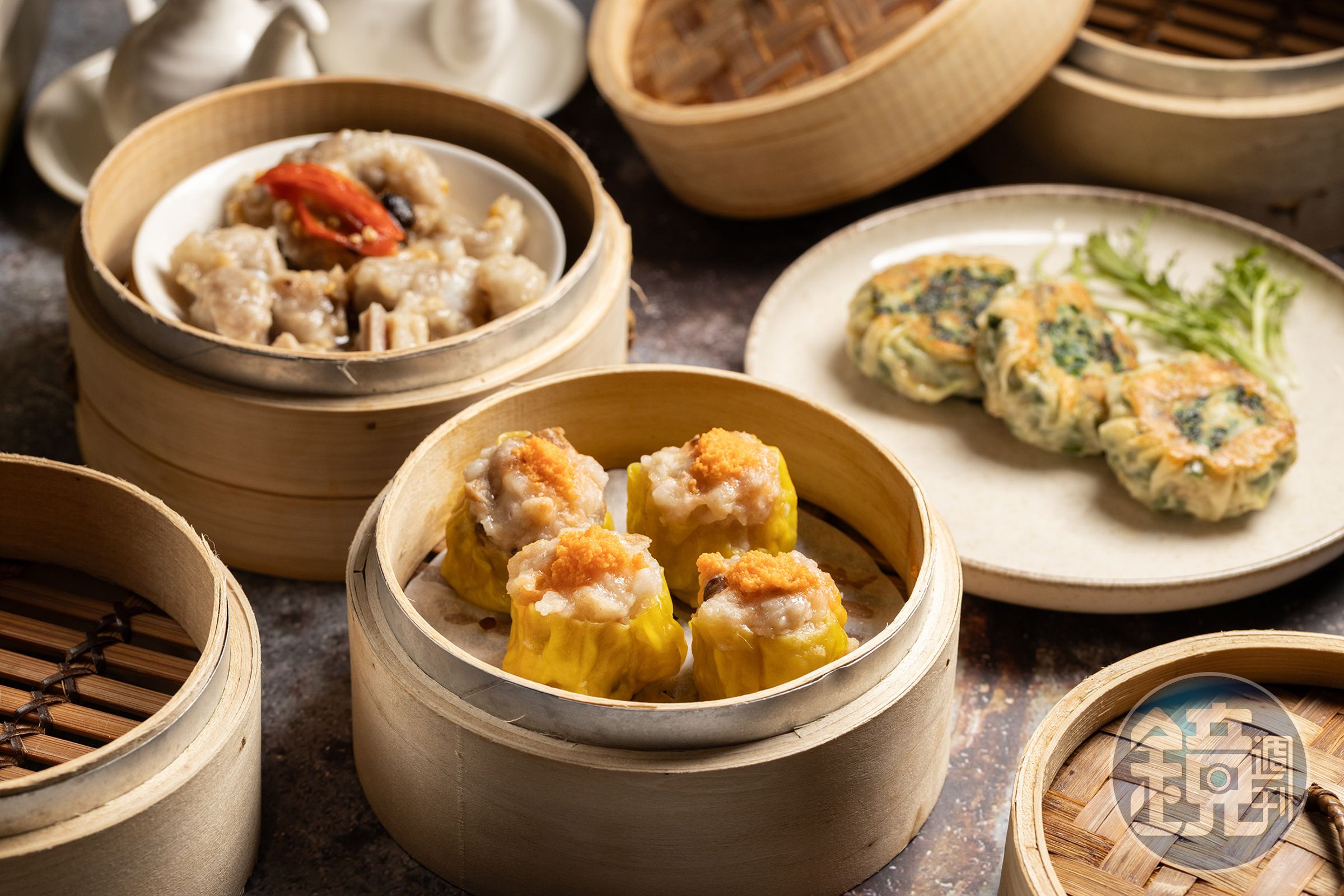 芯聚苑的港式點心「魚子蒸燒賣」「豆豉蒸排骨」「香煎韭菜餅」也做得十分出色。（皆200元／份）