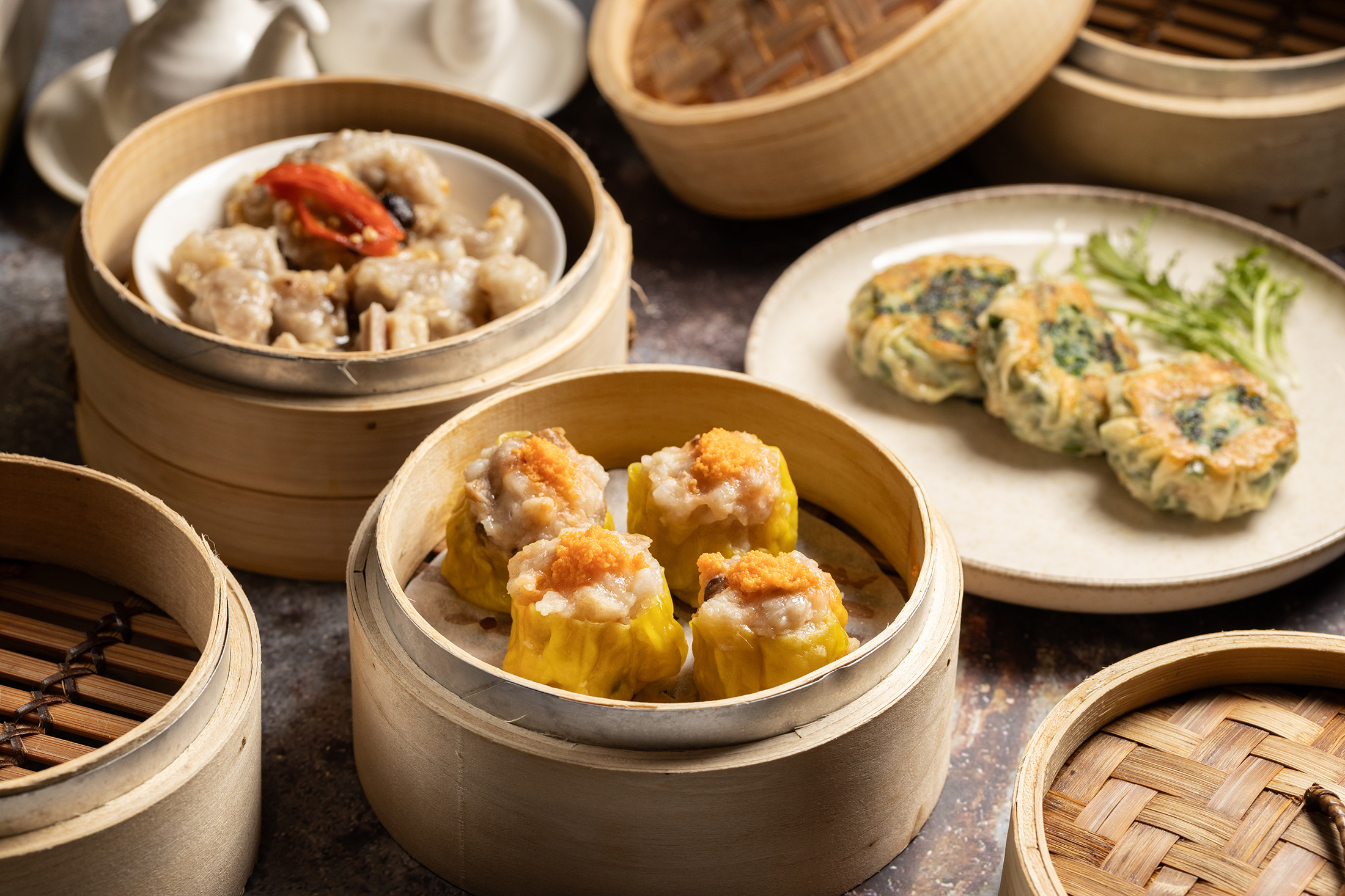 芯聚苑的港式點心「魚子蒸燒賣」「豆豉蒸排骨」「香煎韭菜餅」也做得十分出色。(皆200元/份)
