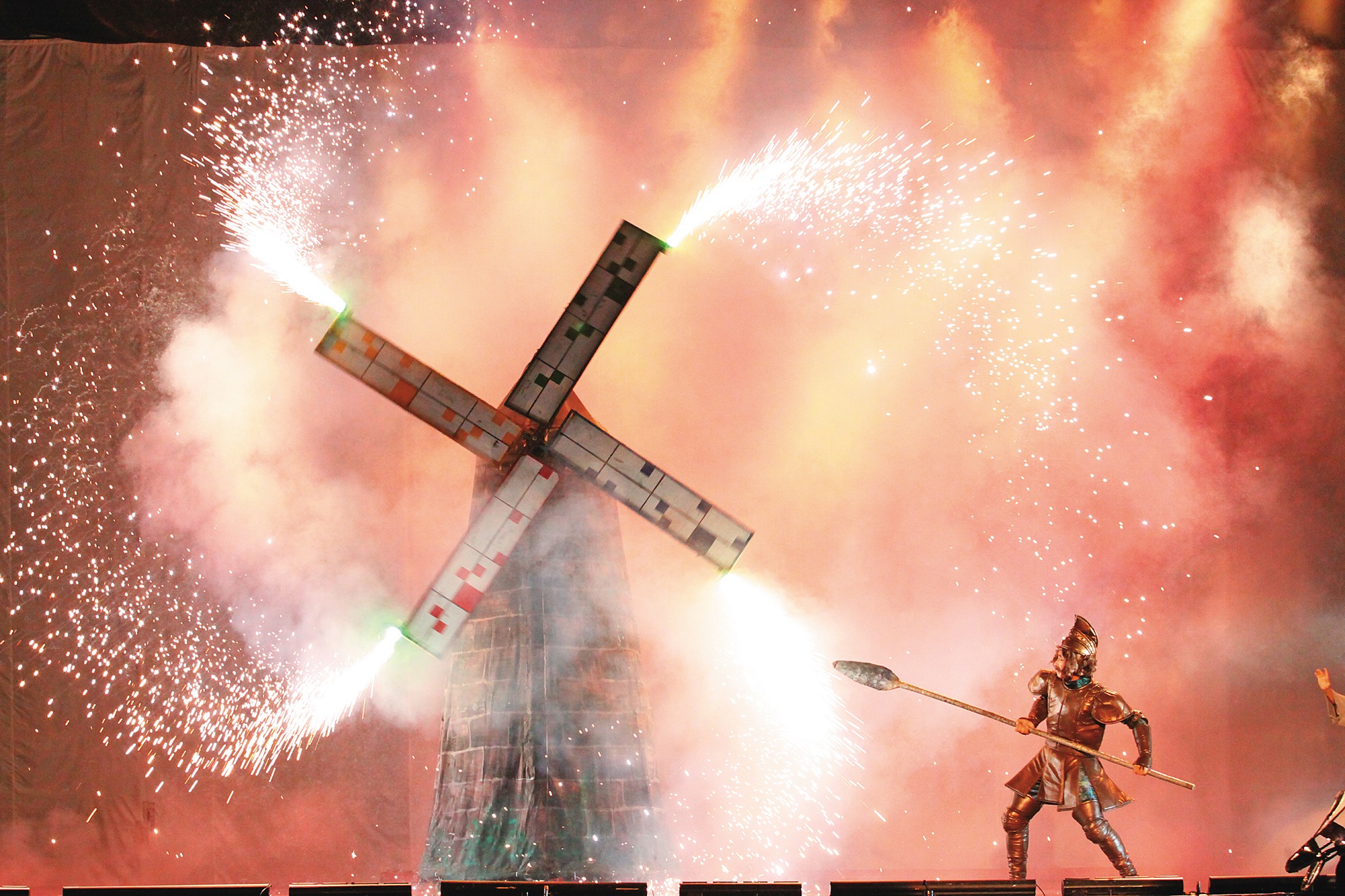 劇團打造能噴射火花的旋轉風車，演繹唐吉軻德幻想對抗怪獸的場面。（紙風車提供）