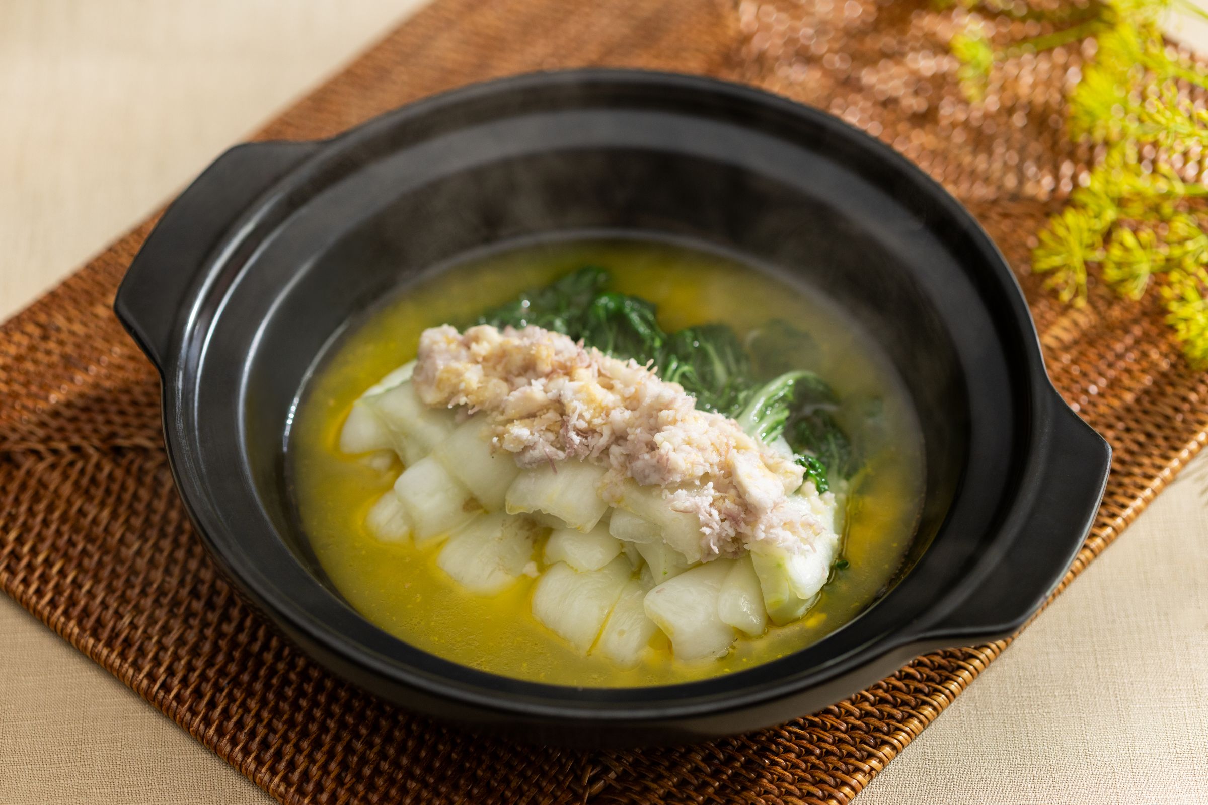 「香芋奶油白」以奶油白菜慢煨於金黃玉米雞湯中，佐以如雪芋頭末融入濃湯，交織出溫潤細膩、純粹豐厚的春日暖心滋味。