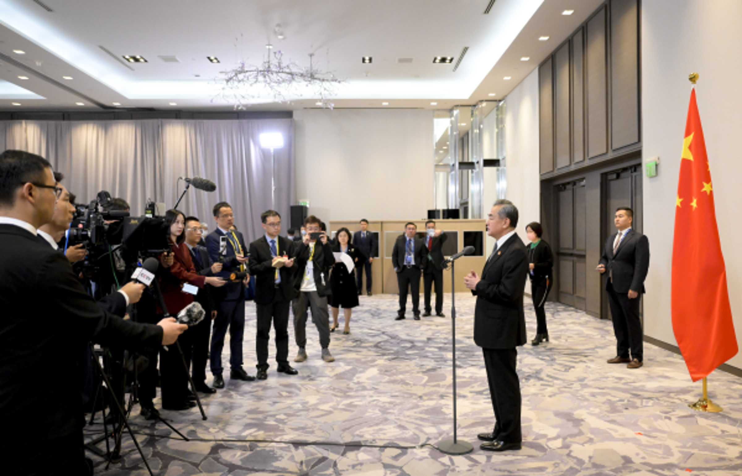 王毅談及「拜習會」成果,直指此次會晤很全面、很深入。(翻攝自中國外交部官網)