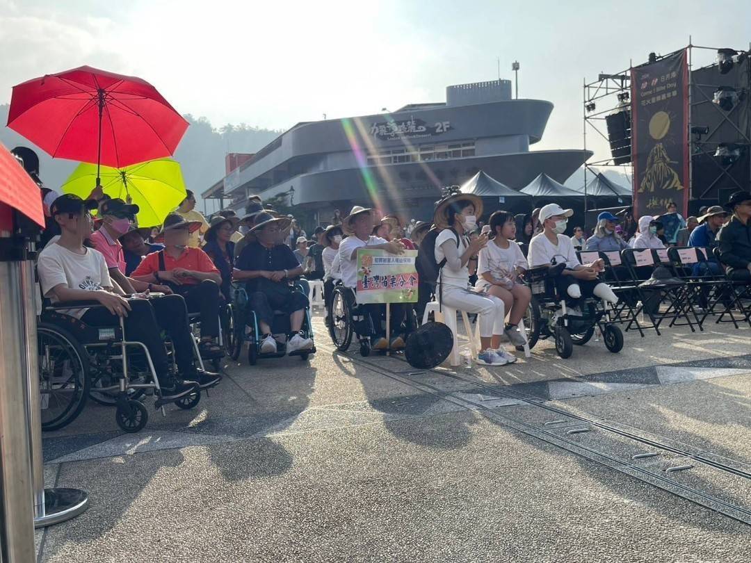 犯保協會今在伊達邵碼頭設置「馨生市集」共34個攤位，身兼高檢署檢察長的犯保董事長張斗輝親自介紹馨生人製作產品，包含美食、飾品及生活用品等，深受遊客喜愛。（犯保協會提供）   