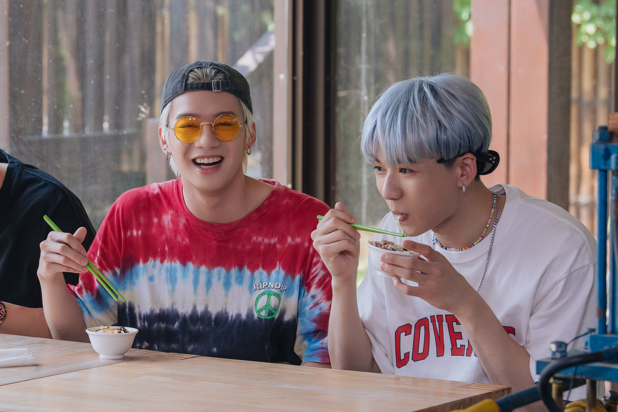 颱風攪局，讓周子翔（左）、周祖安（右）等團員造訪墾丁沙灘的期望落空。（寬想國際娛樂提供）