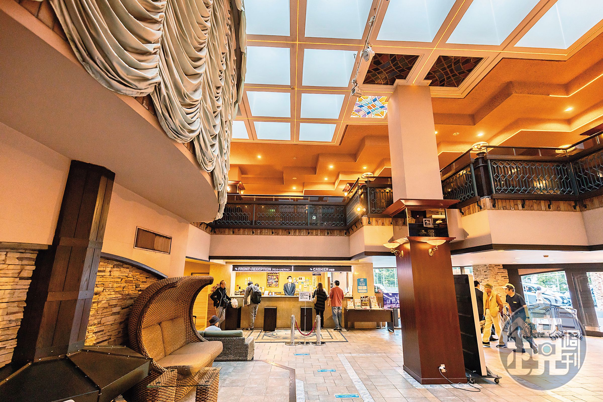 「Hotel Kusakabe Armeria」的大廳洋溢懷舊的西式裝潢風格。