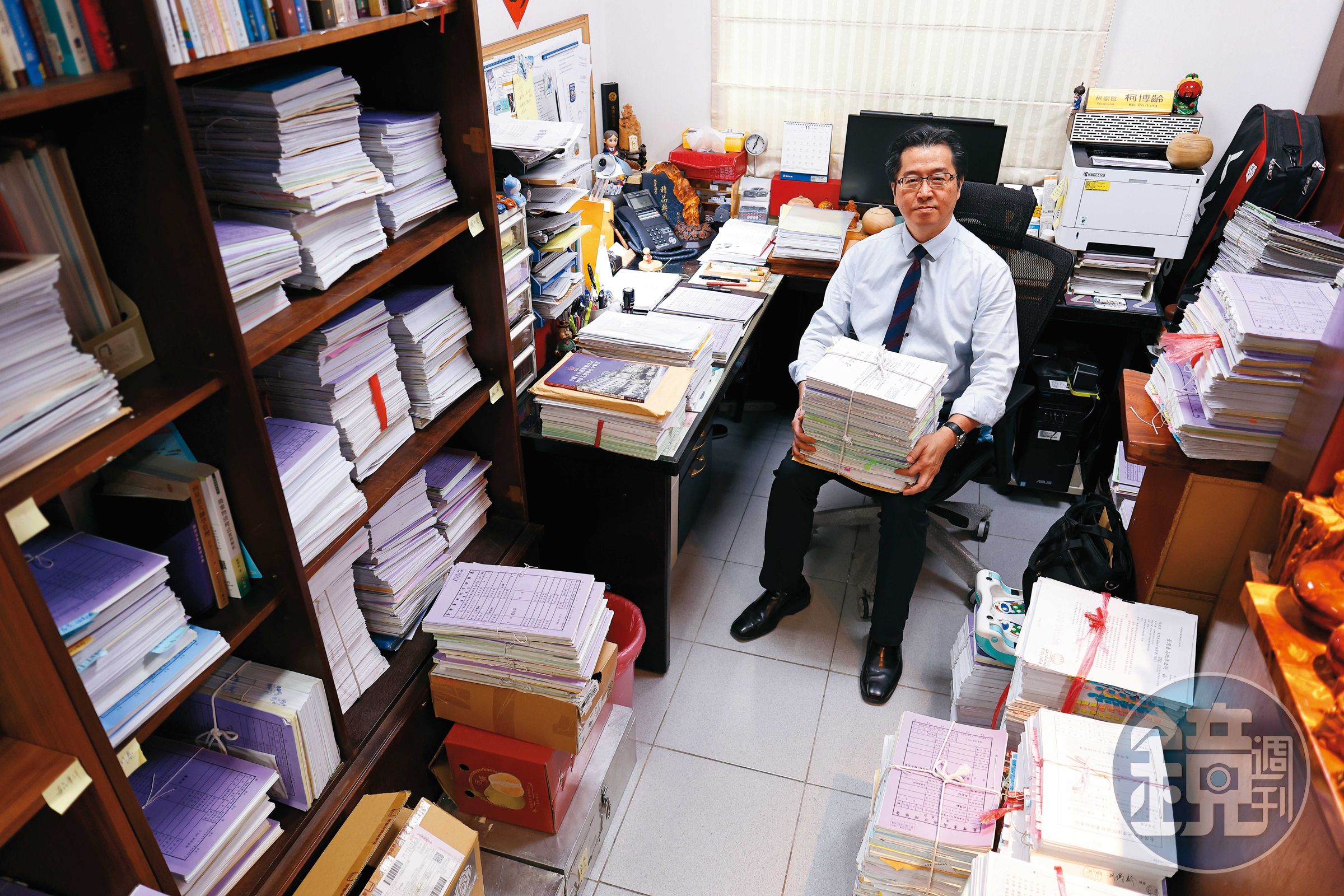 柯博齡的辦公室堆滿一疊疊卷宗，案件難度不一，以他手上為例，光是一件案子的卷宗就如此之多。