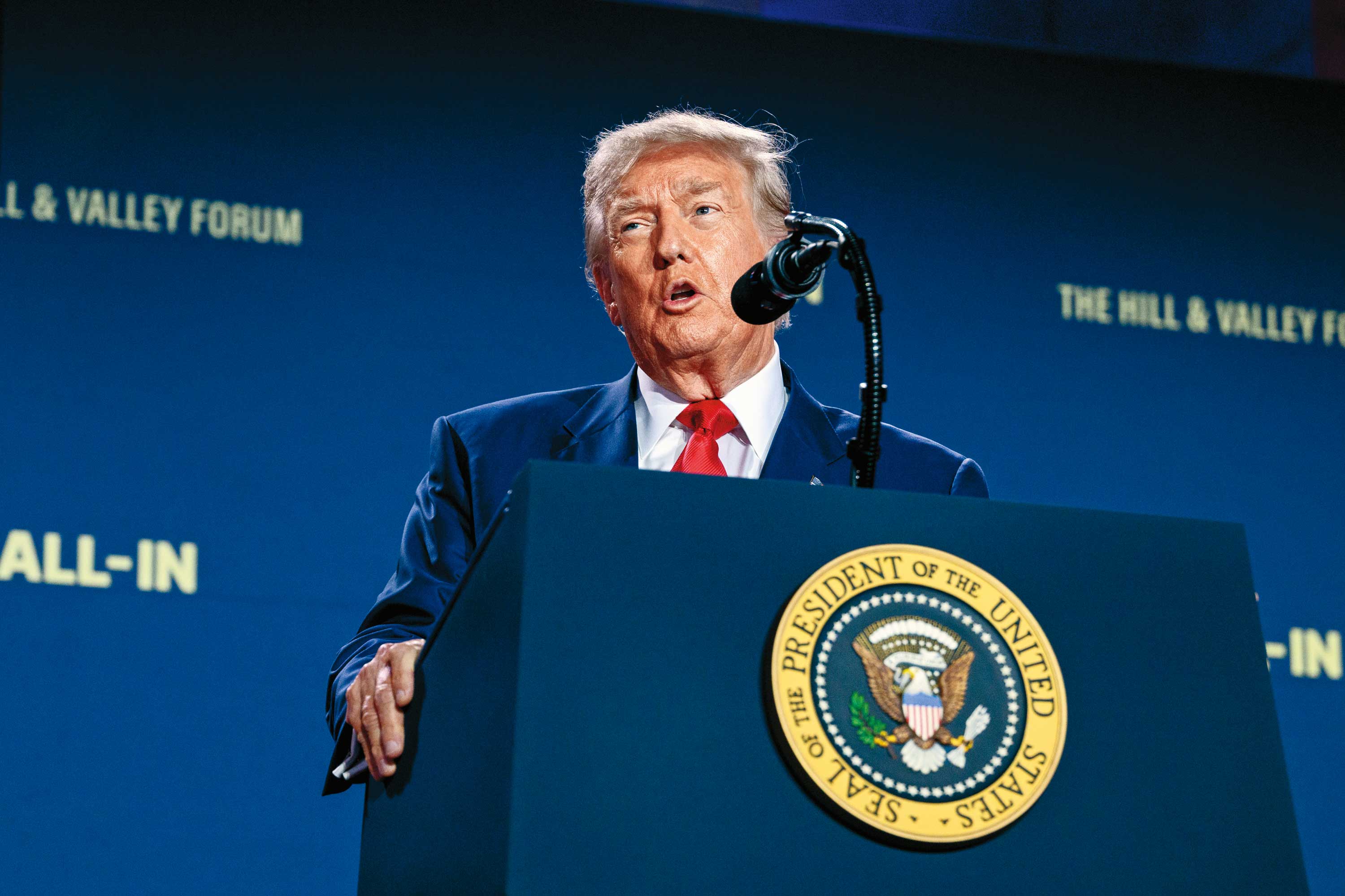 川普將美國總統演成白宮公司執行長，以國家力量介入民間企業的投資與貿易，也因此導致全球秩序大亂。（翻攝白宮flickr）