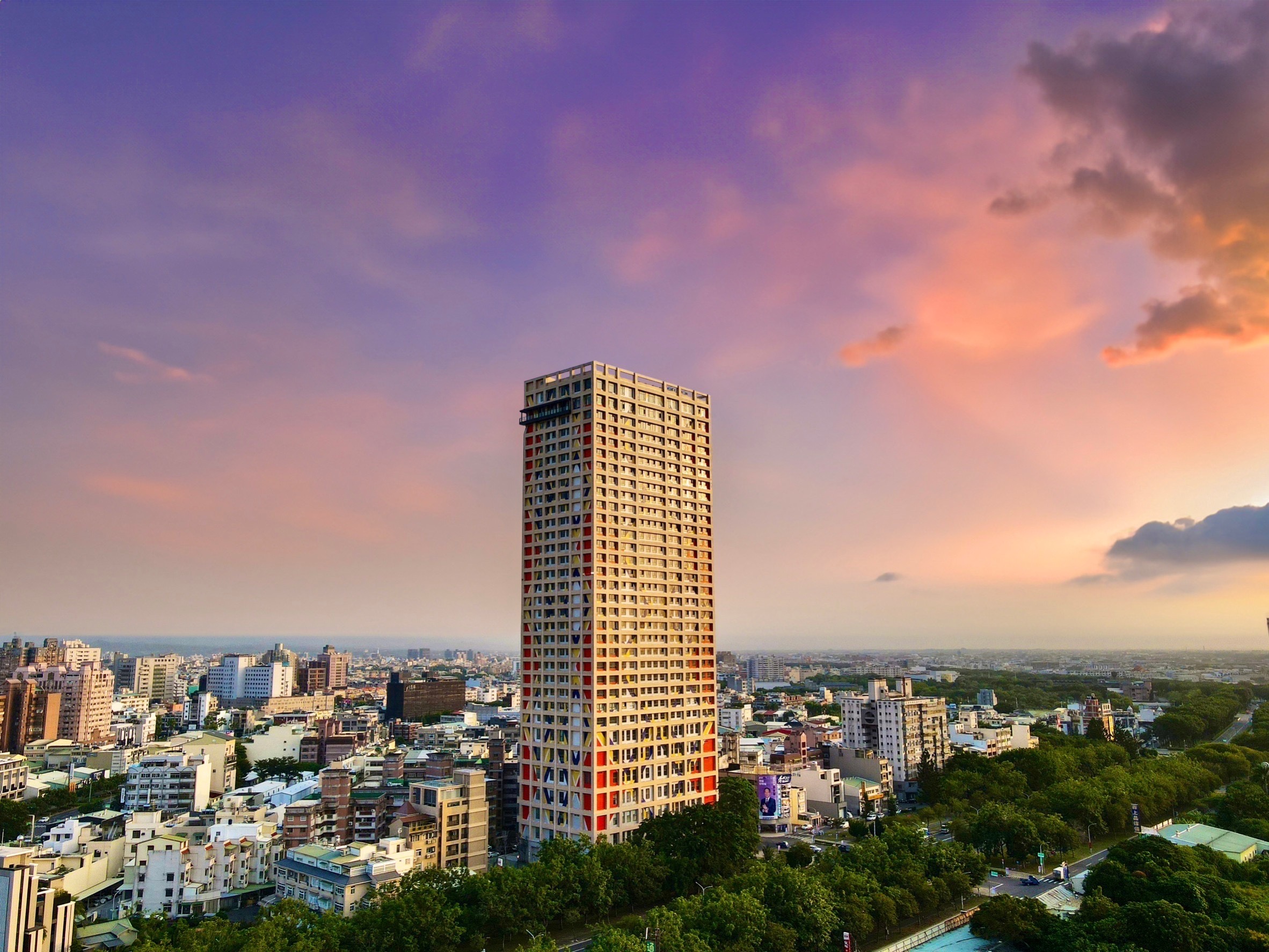 嘉義福容VOCO除飯店外設有店面、商辦，為複合式大樓。（麗寶提供）