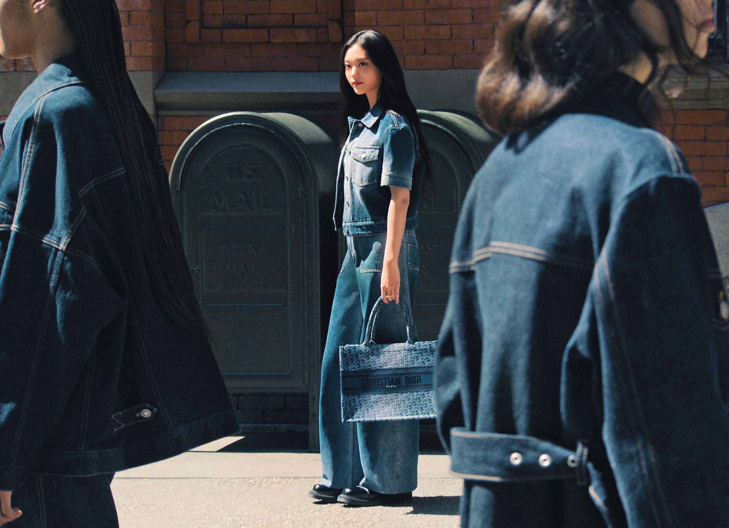 Haerin為Dior示範Denim Dior Oblique系列。Dior Book Tote藍色煙燻Oblique丹寧中型托特包 NT$103,000。(Dior提供)
