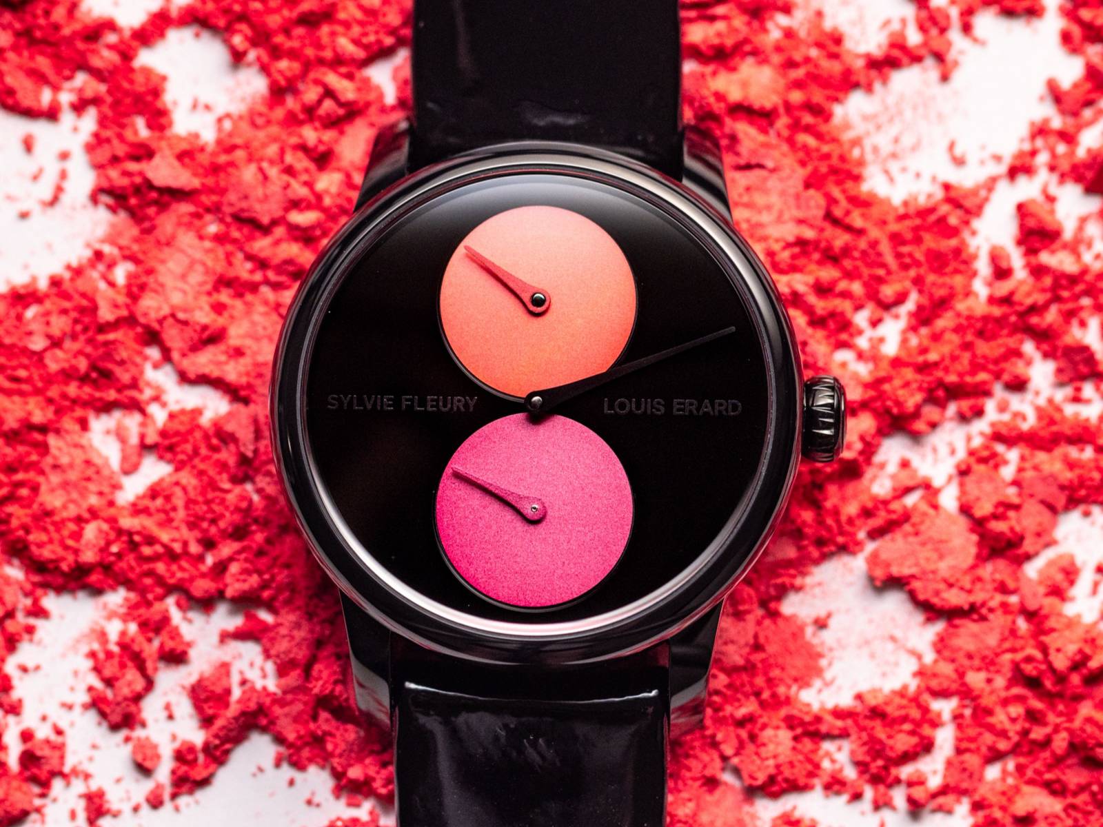 LOUIS ERARD 發表全新 Le Régulateur Louis Erard X Sylvie Fleury 彩妝盒聯名腕錶，以充滿創意與藝術性的設計，再創話題。