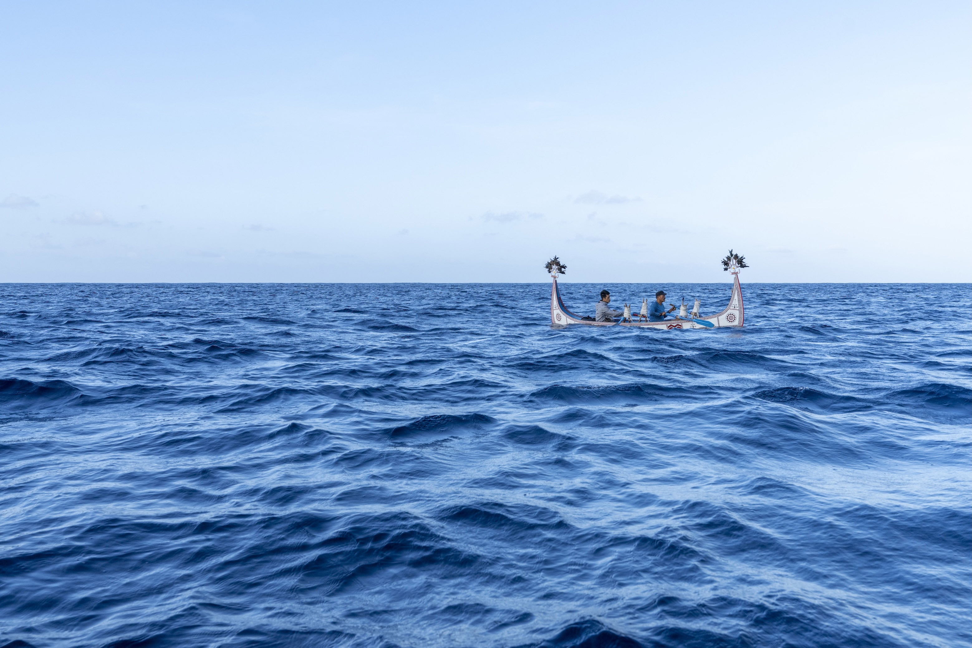 《大海浮夢》記錄藍波安父子潛水捕魚、伐木造舟的文化傳承之旅。 （目宿媒體提供）