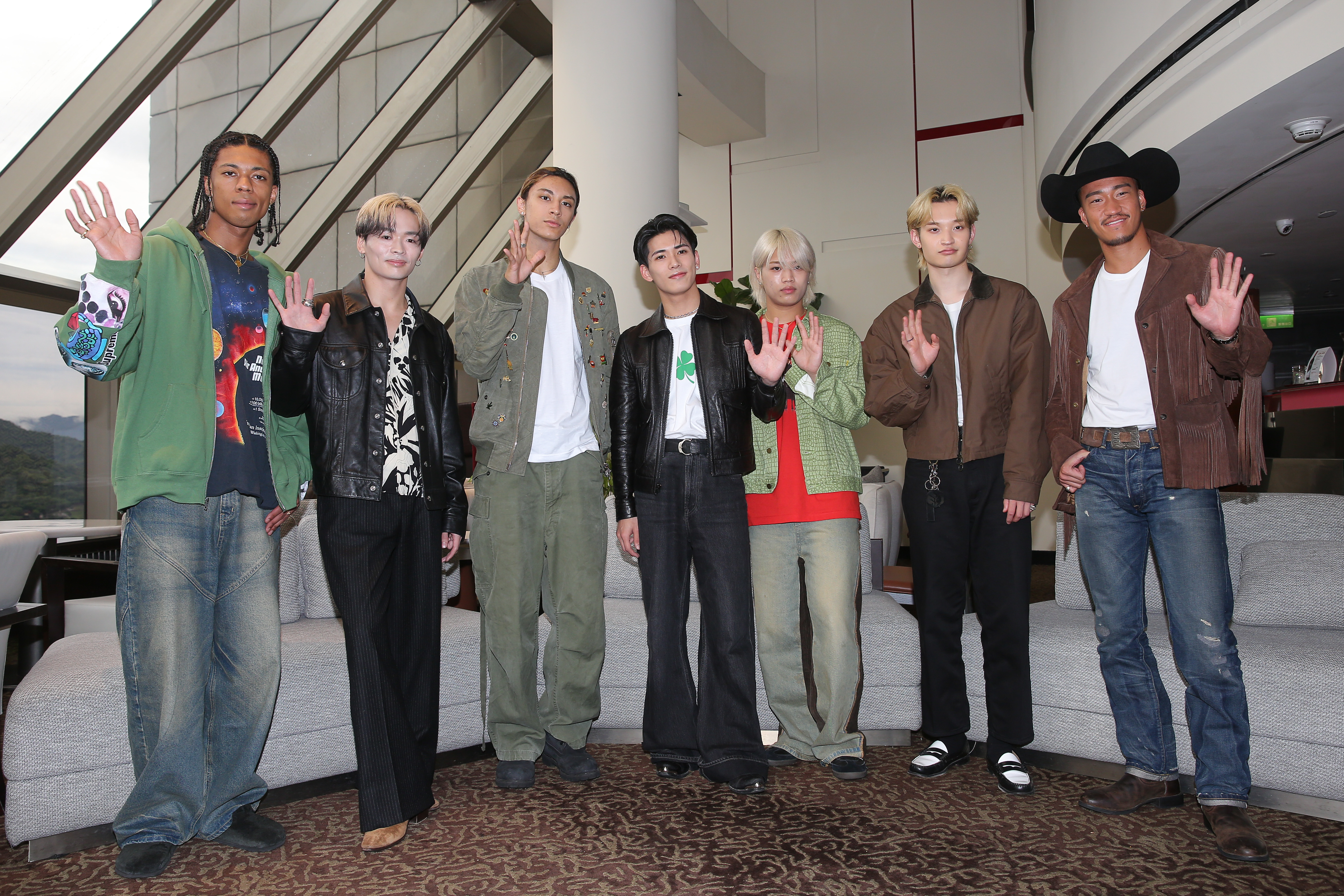 PSYCHIC FEVER from EXILE TRIBE初次訪台。（左起JIMMY、中西椋雅、WEESA、小波津志、半田龍臣、渡邊廉、劍）