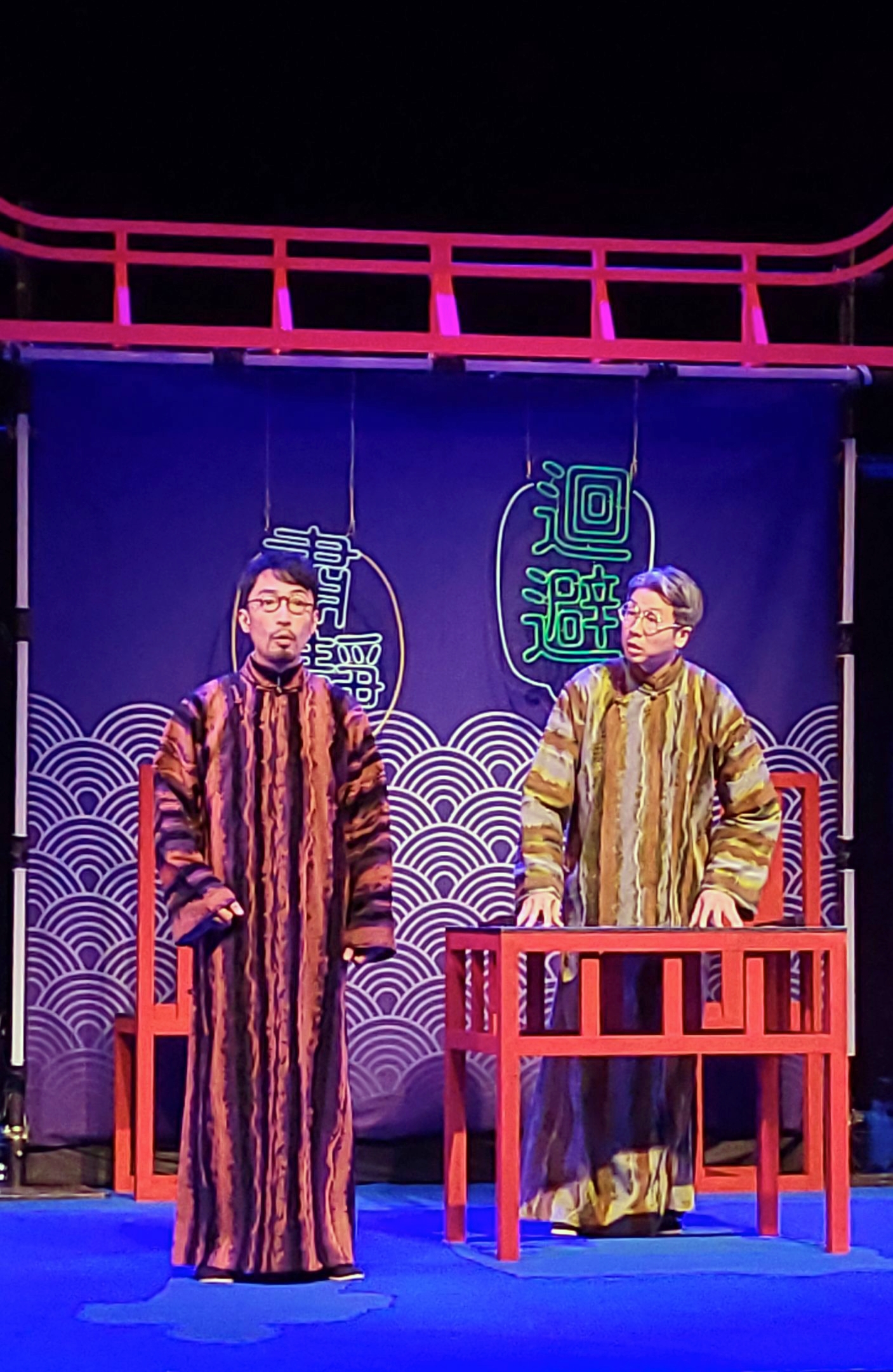 韋以丞(左)與時一修在《包黑子壞壞》演出「左右為難」片段。