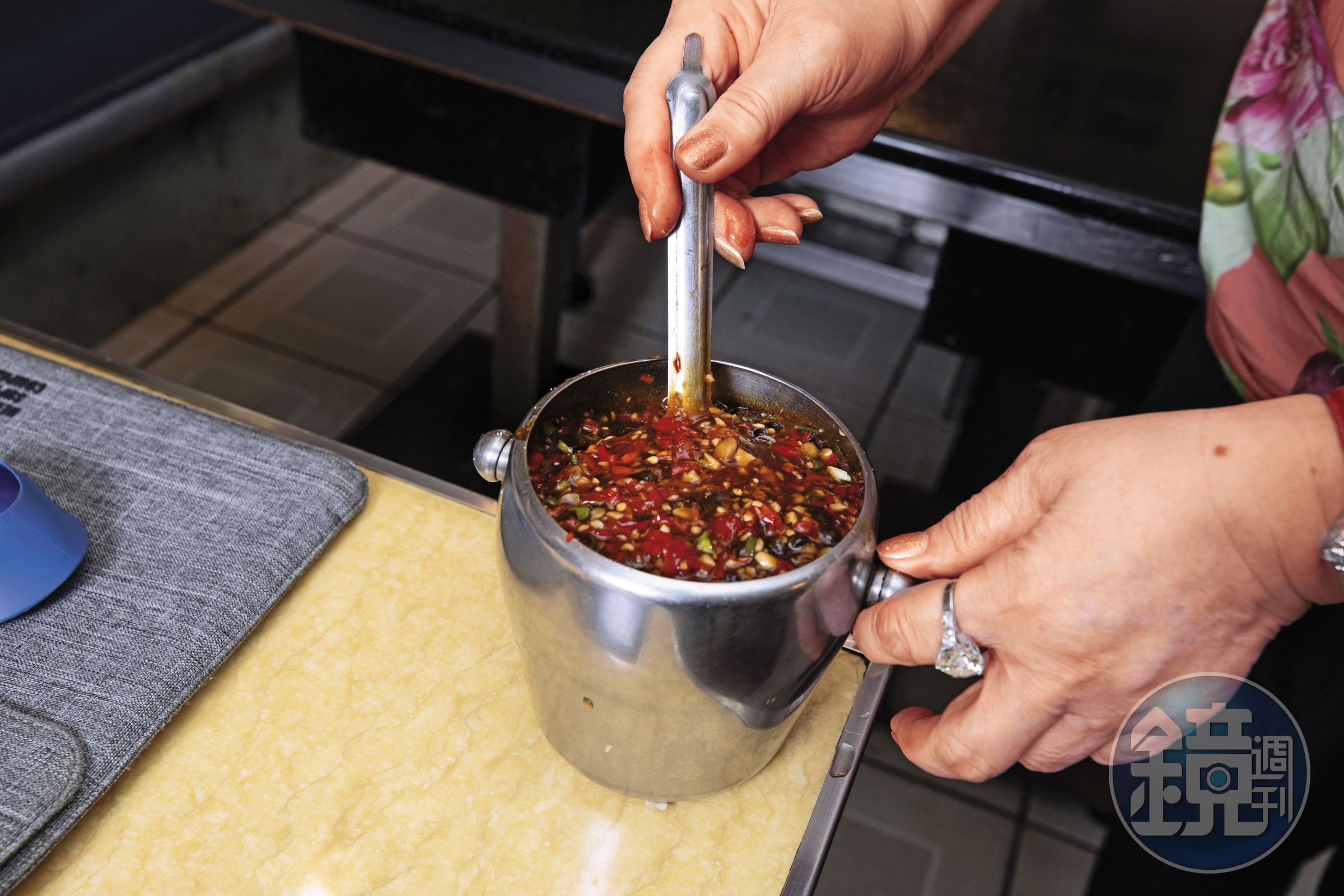 淋在油豆腐上的醬料也毫不馬虎，是新鮮辣椒、蔥、蒜攪打而成。