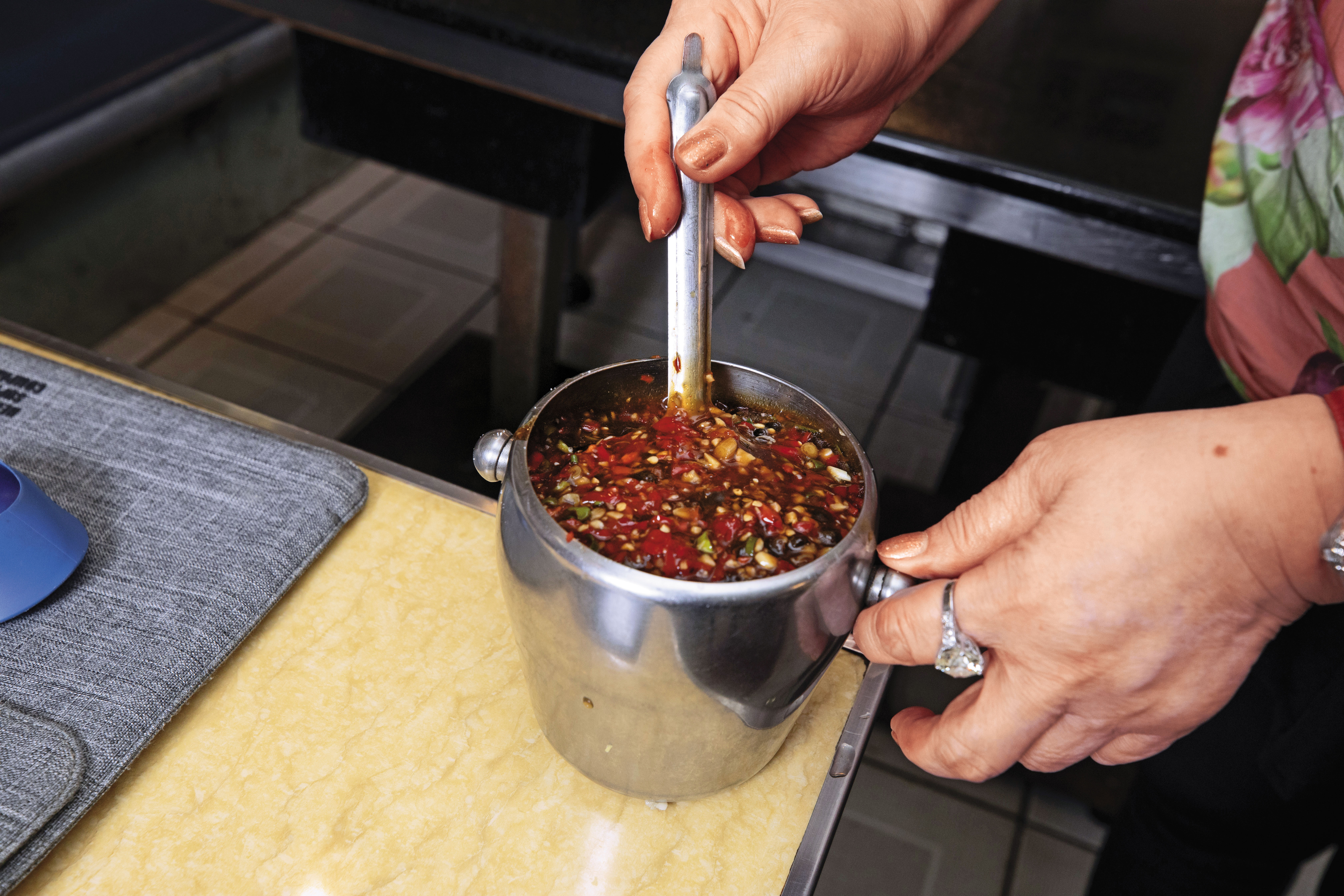淋在油豆腐上的醬料也毫不馬虎，是新鮮辣椒、蔥、蒜攪打而成。