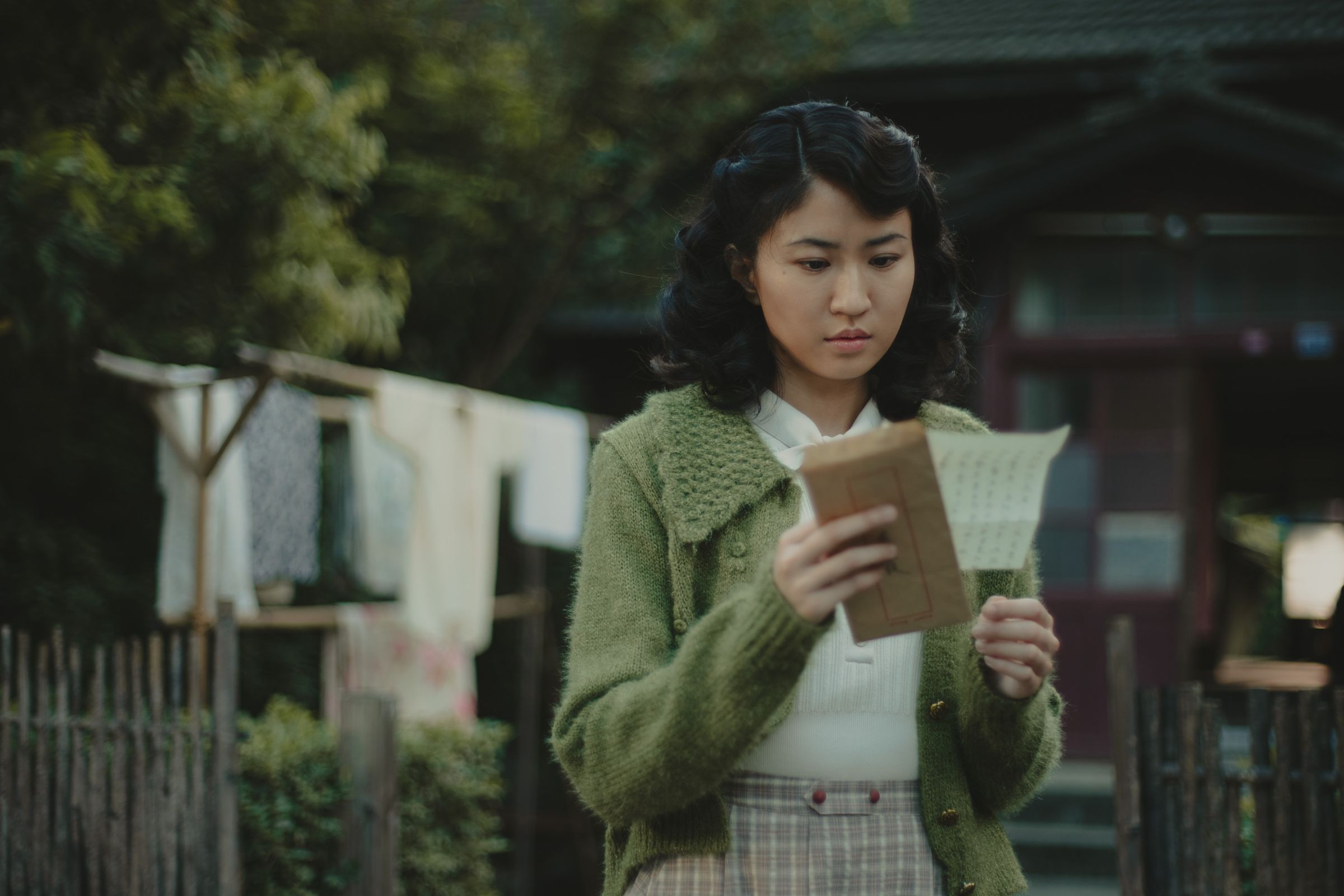 9m88在電影《大濛》中飾演小時候被送到台北當童養媳的「阿霞」。（華文創提供）
