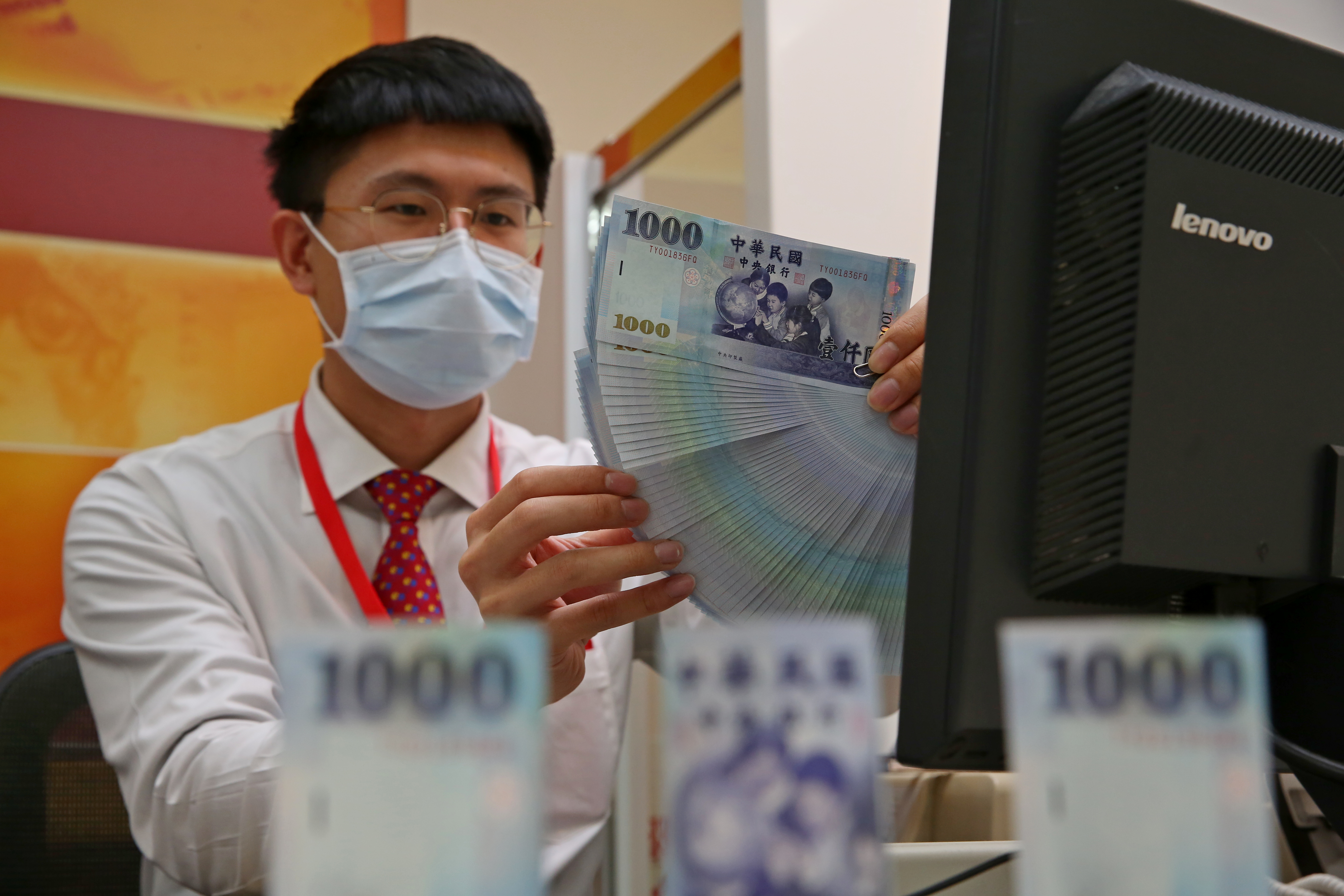 政院拍板普發1萬的相關條例，將以5種管道進行發放。（示意圖，本刊資料照）