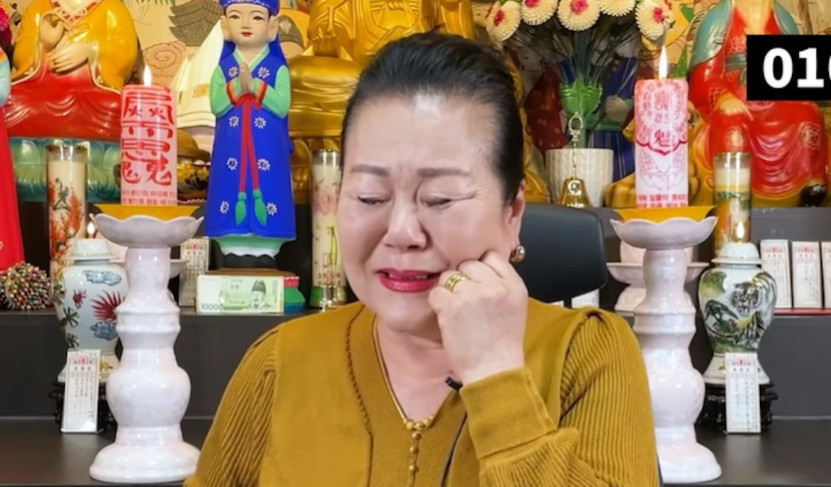 韓國命理師宣稱可通靈，自稱大S附身哭訴還不想走。（翻攝운플러스 YouTube）