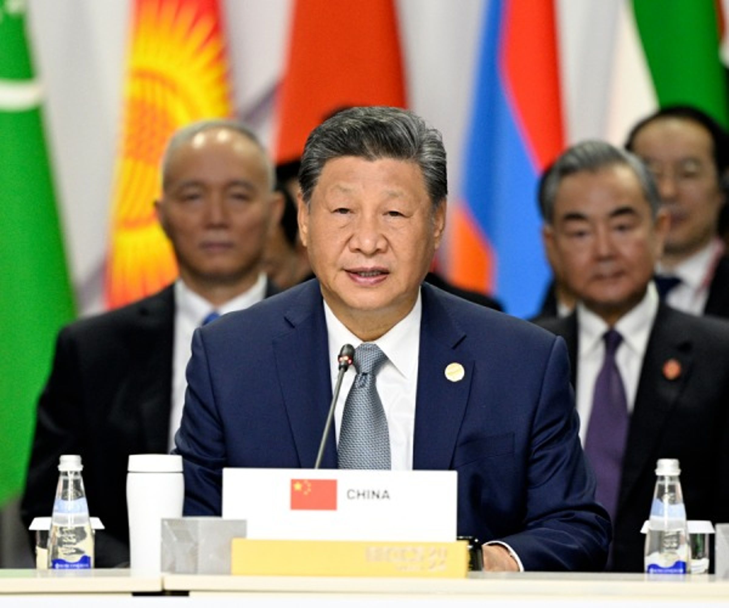 中國2021年舉辦全國脫貧攻堅總結表彰大會,習近平(圖)宣布現行標凖下9,899萬農村貧困人口全部脫貧,創造了「人間奇蹟」。(翻攝自中國外交部官網)