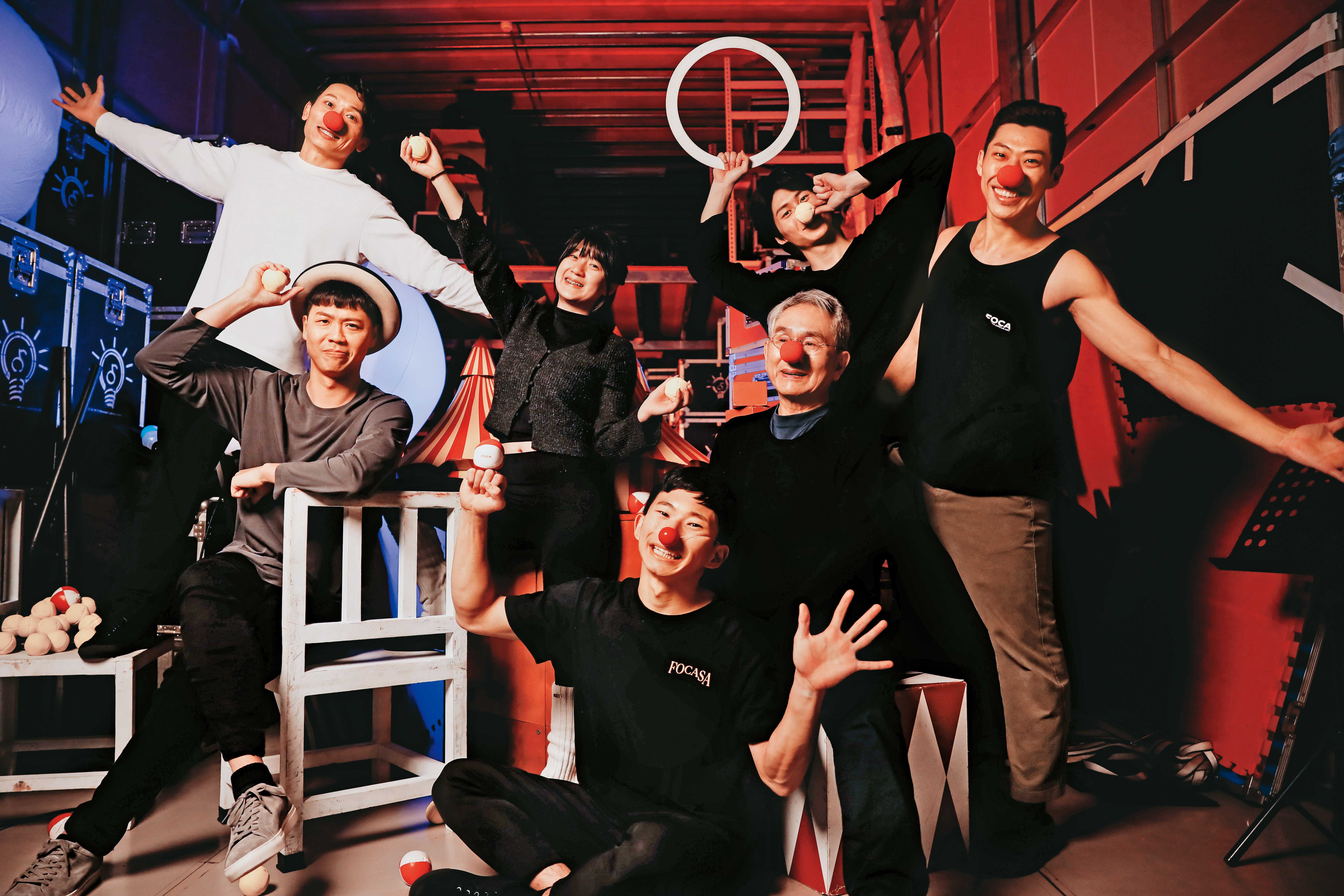 78歲的編舞家和一群平均30歲的年輕特技演員合作,挑戰程度也無異於馬戲團排練疊羅漢,需要默契,需要磨合,需要一心一意。(劉鴻昌攝)