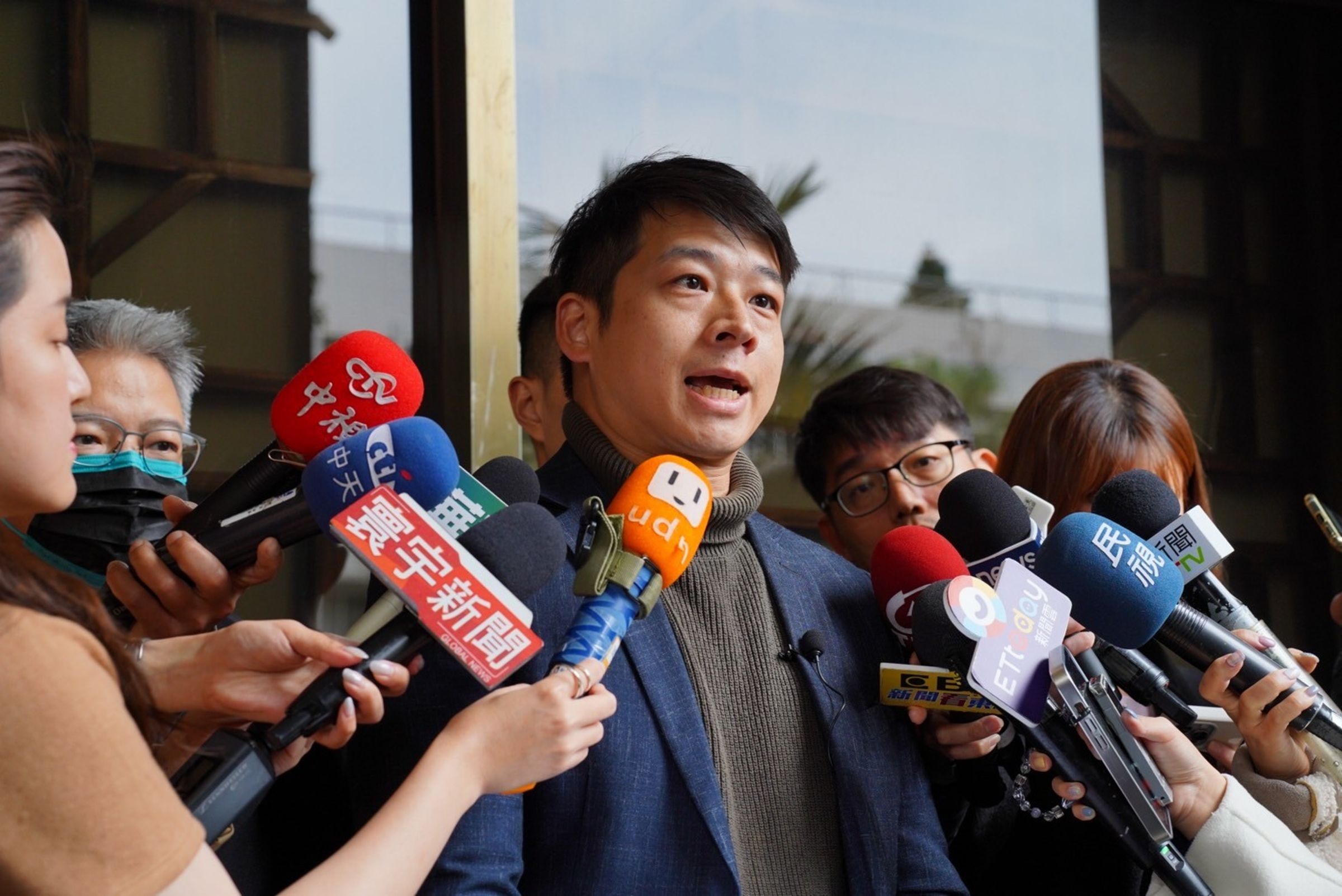 民眾黨副祕書長許甫（圖）今日代柯文哲前往台北地院，向民進黨發言人吳崢提告。（民眾黨提供）