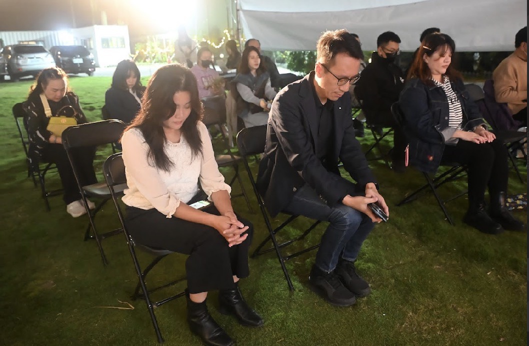 陶花源寵物殯葬園區董事長賴立竹（中）與牧師等人一同為張文隨機攻擊事件罹難者默哀。（陶花源寵物殯葬園區提供）