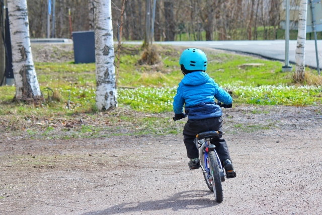 英國11歲華裔男童，日前騎乘自行車時遭垃圾車撞擊，當場死亡。（示意圖非當事人，photo-ac）