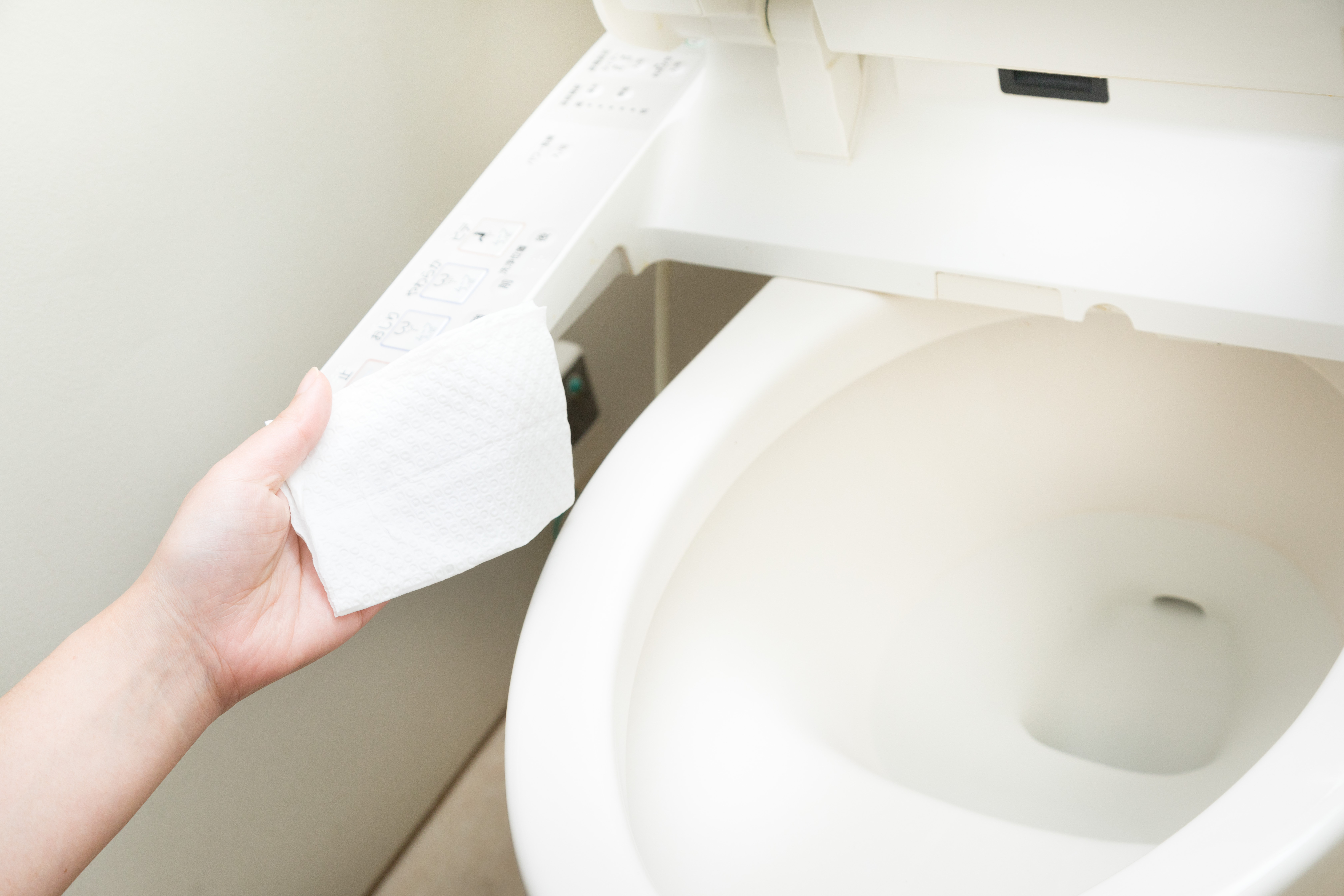 使用公共廁所不少人會因衛生,特別在「馬桶坐墊上」鋪一層衛生紙或坐墊紙,但此舉恐怕越墊越髒。示意圖。(翻攝自pakutaso)