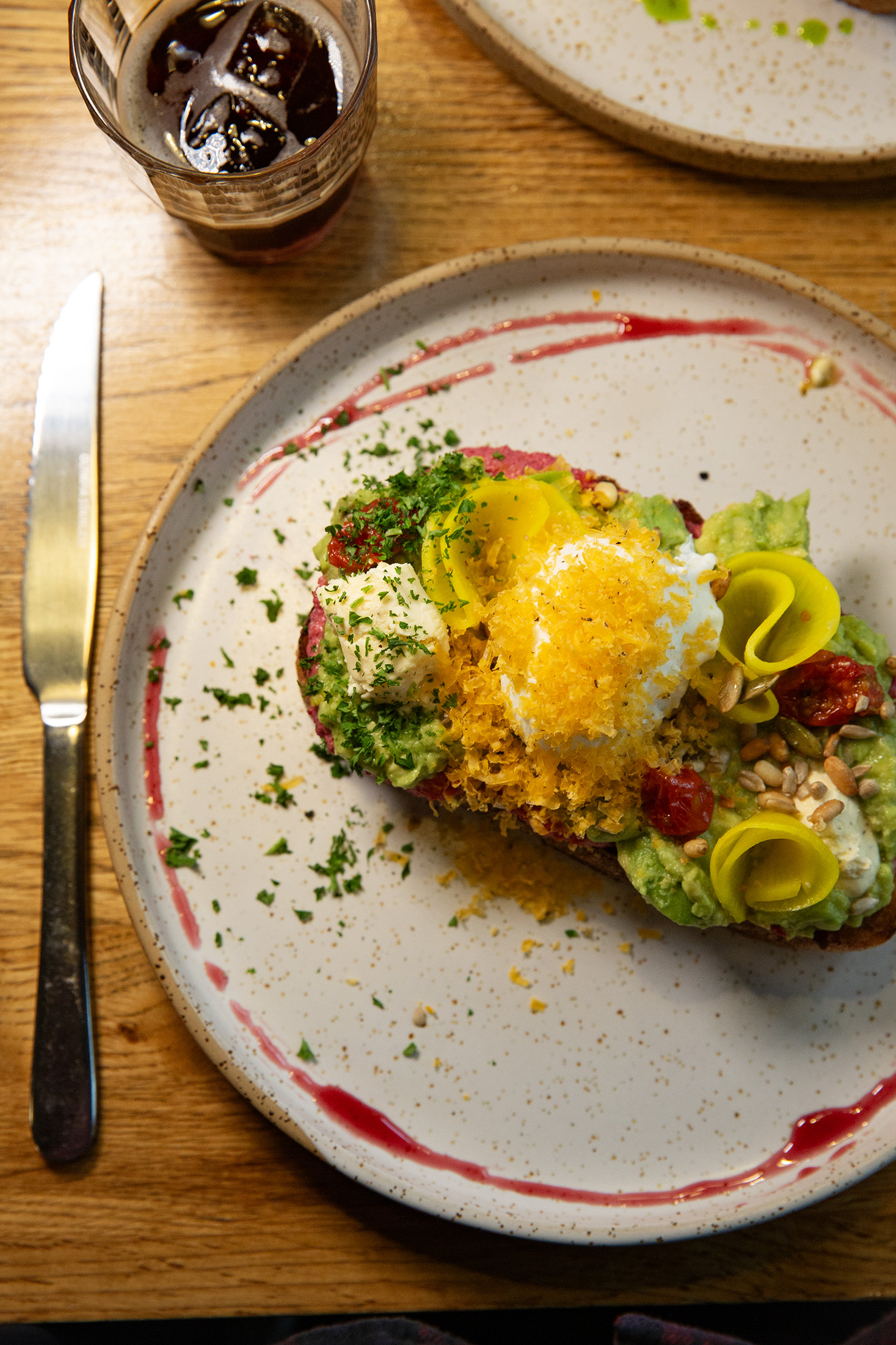 人氣餐點「Hangar Avocado Toast」以酸種麵包搭配酪梨、水波蛋、菲達起司與多種蔬果,口感清爽且層次豐富。(紐幣26元/份,約NT$475)
