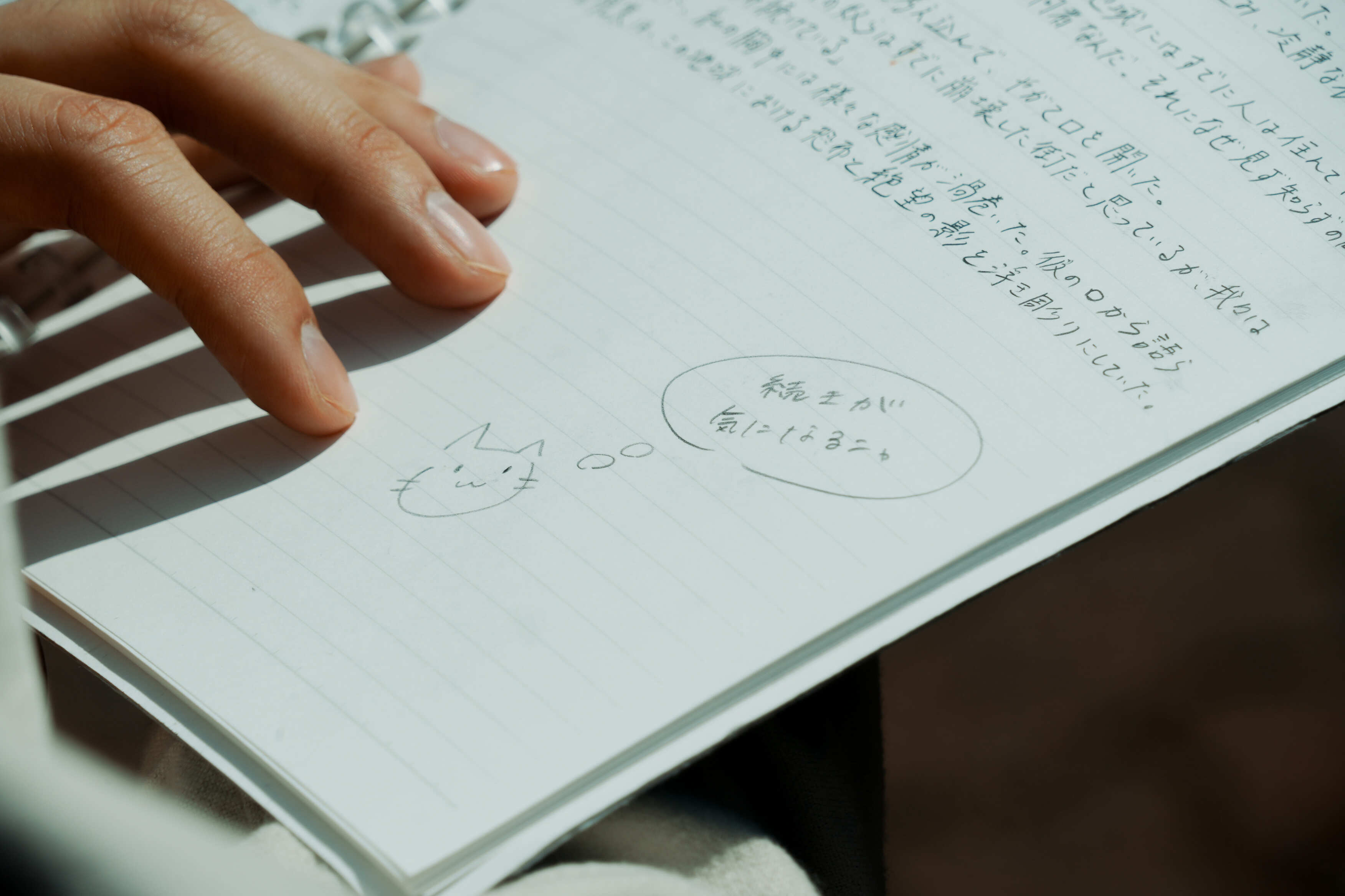milet閱讀完《蒼龍戰記》後親繪可愛小貓插圖,用貓語說著「好想看後續喵」。(甲上娛樂提供)