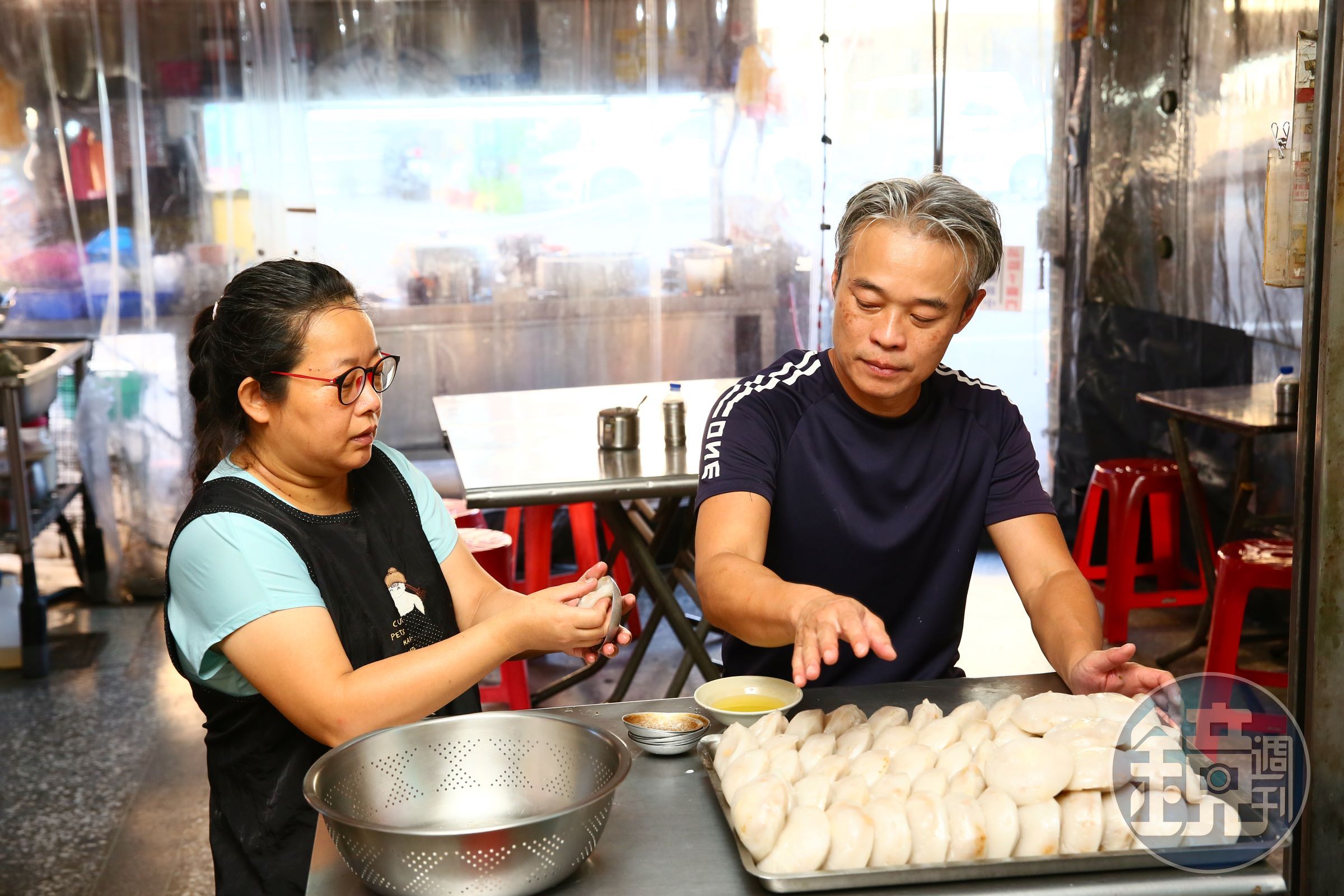 池記肉圓老店是新北三峽在地近半世紀的老店，第一代從流動的三輪摩托攤車起家，現由第二代池欣頻（左）與男友張博尊（右）一起經營。